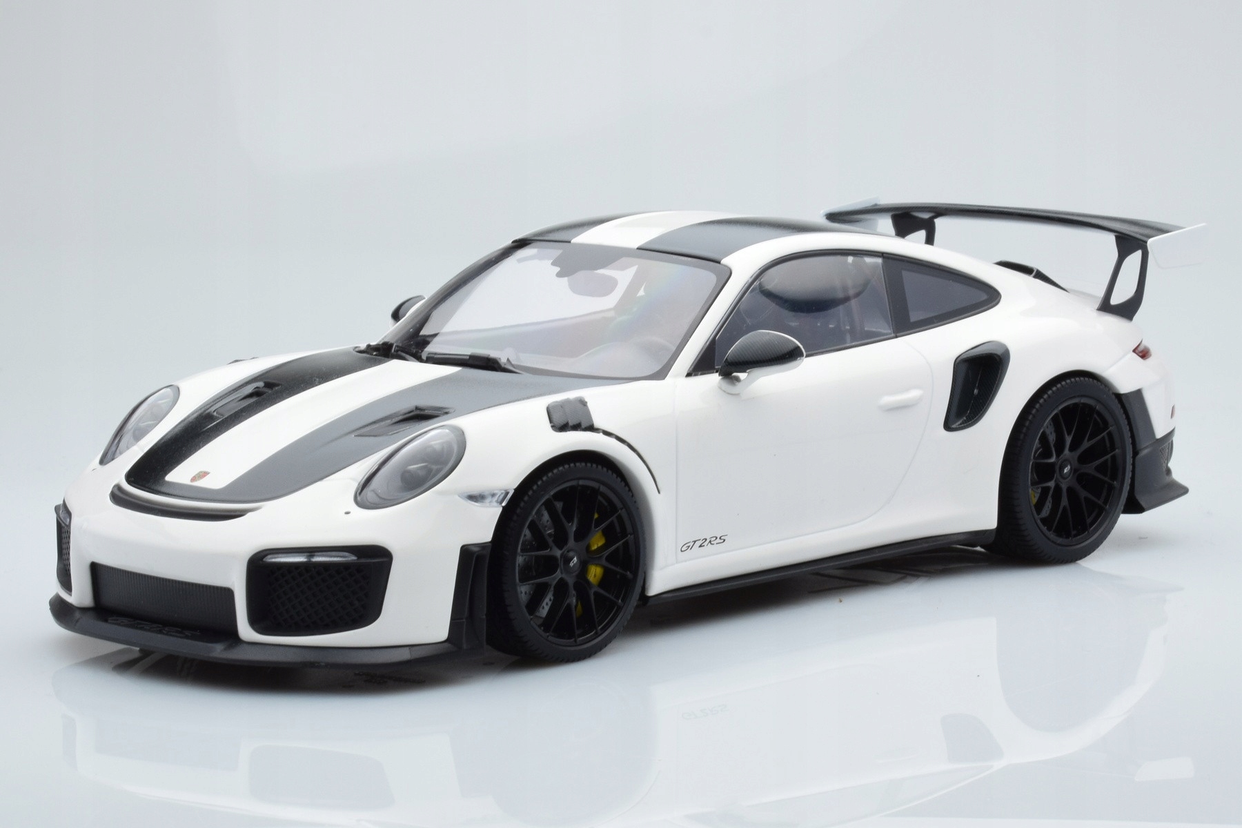 Porsche 911 991.2 GT2 Rs White Weissach Package Černá Magnesum Wheels Minic