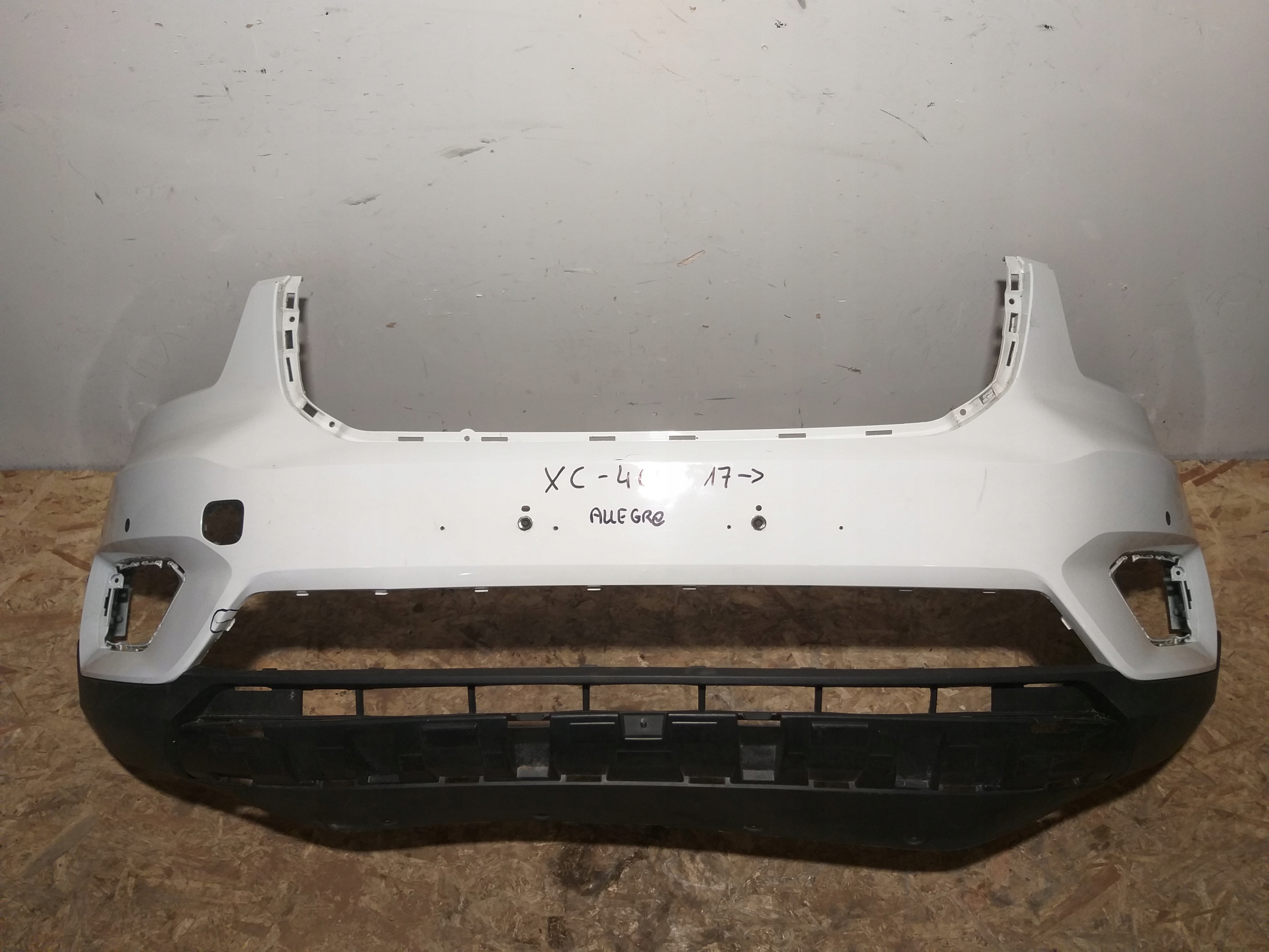 nárazník předek 31449359 Volvo CX40 17