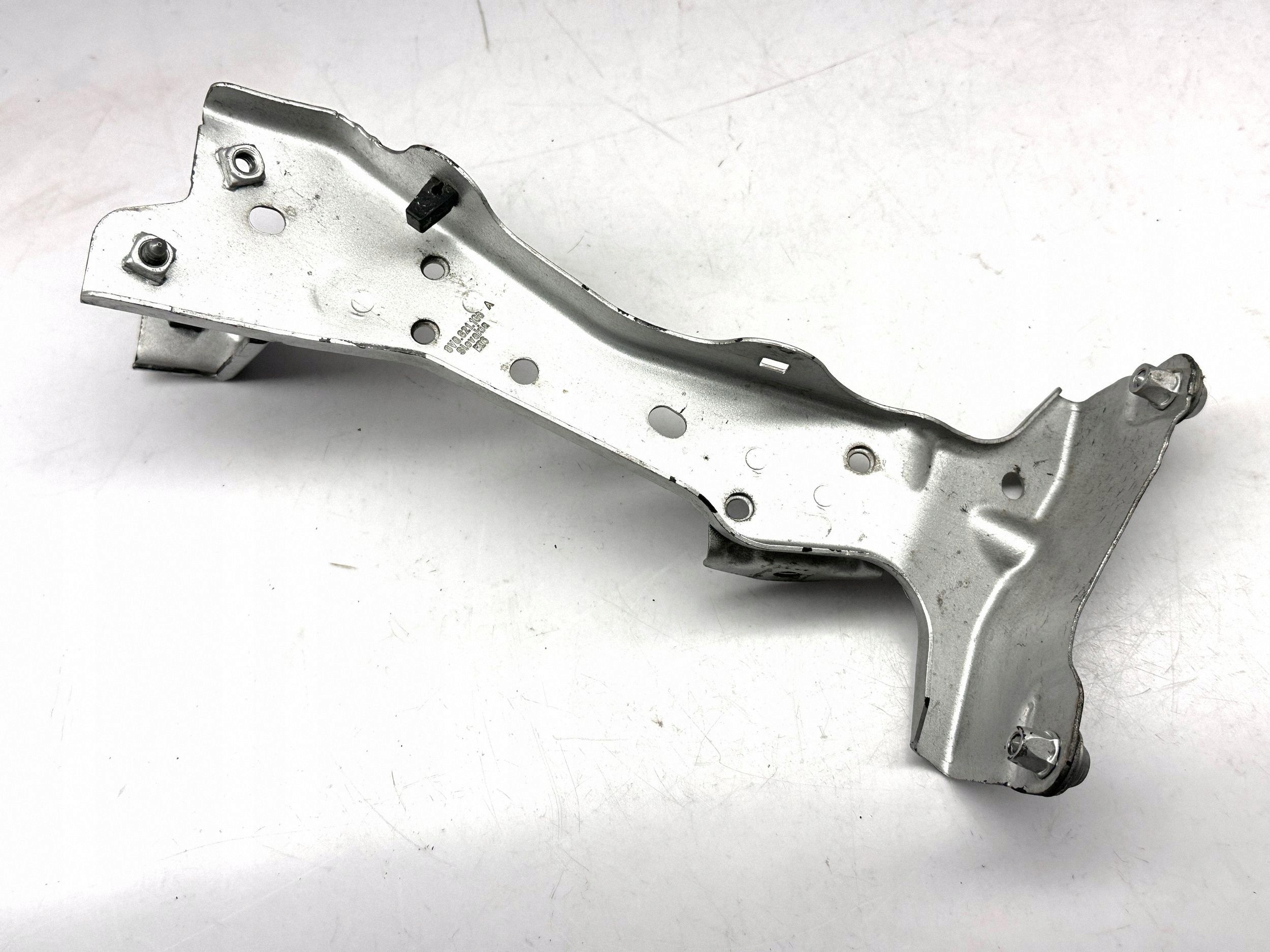 AUDI A3 S3 8V Support plaque Console Droit Aile Avant 8V0821136A
