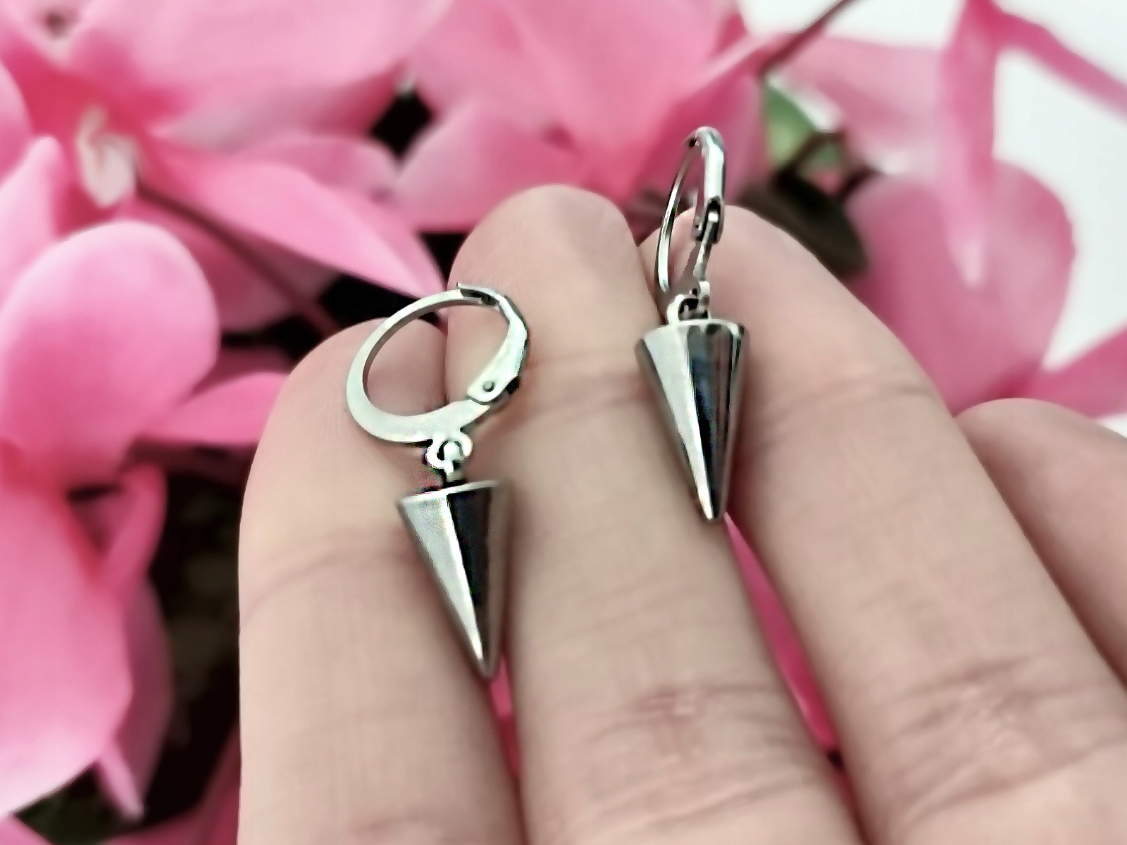 Srebrne Kolczyki wiszące srebrzone angielskie stożki prezent Rodzaj Klasyczne Wyrób jubilerski