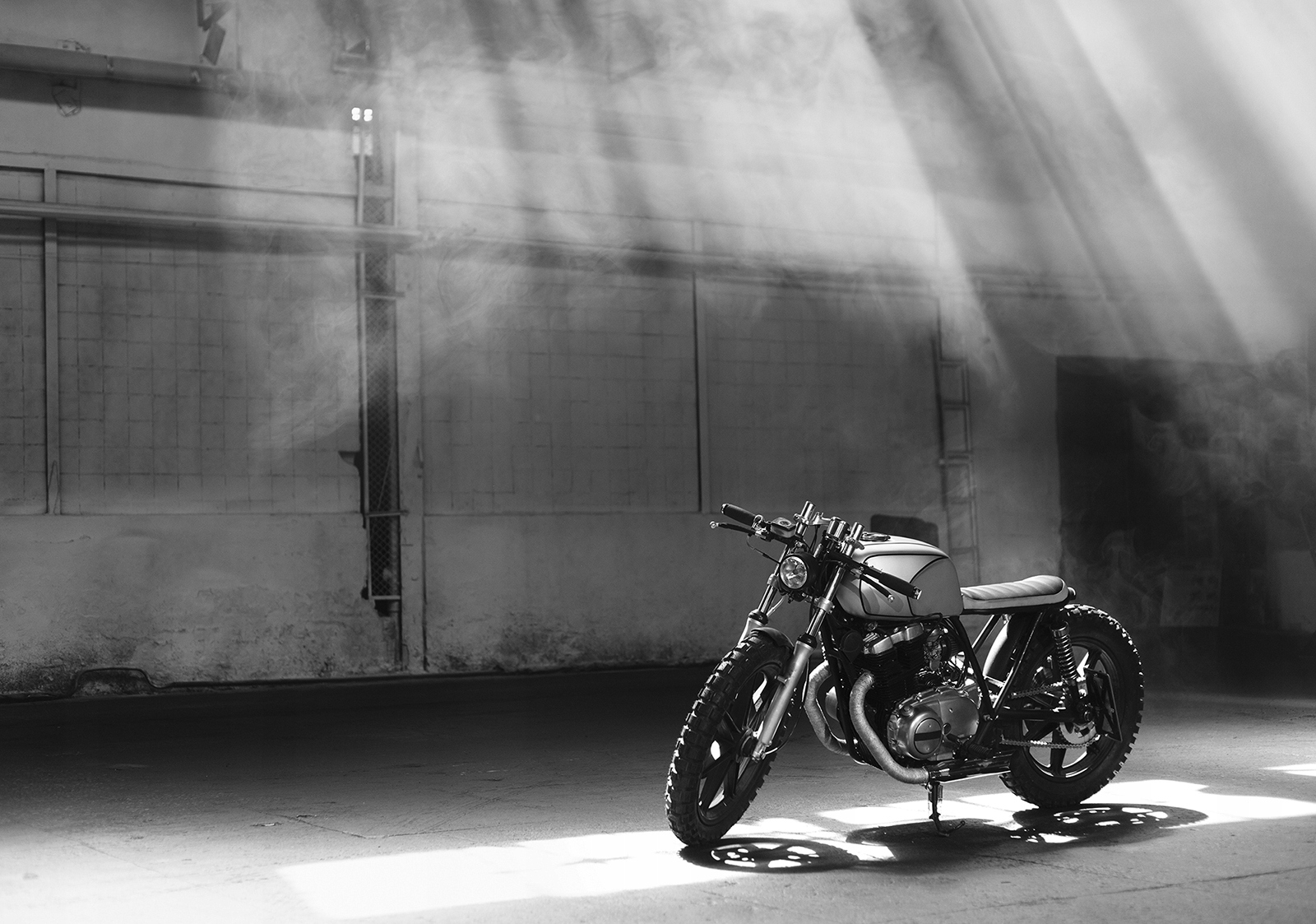 Fototapeta Loftový motocykl na betonové stěně, industriální 350x250 lepidlo