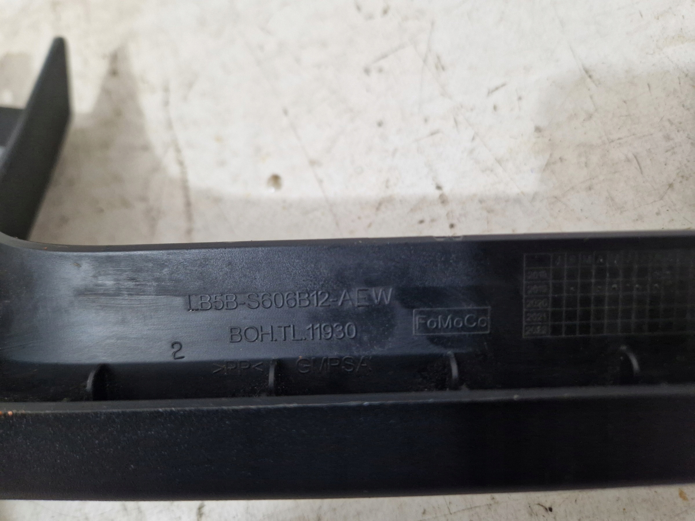 FORD EXPLORER VI 2020- Blende Abdeckung MASKOWNICA SITZ LB5B-S606B12-AEW
