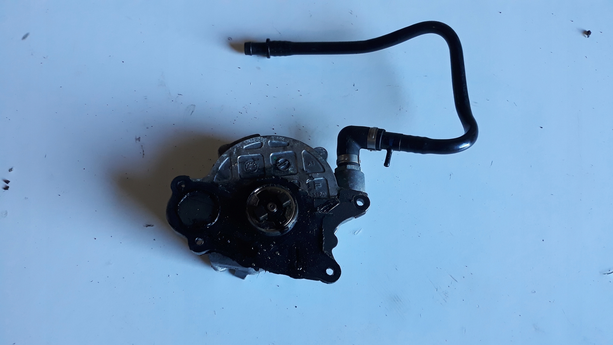насос вакум 03L145100 2.0 tdi Audi A4 B8 08-