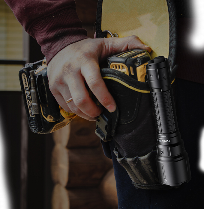 LATARKA DIODOWA FENIX WF26R 3000LM 450M STACJA Długość 15.6 cm