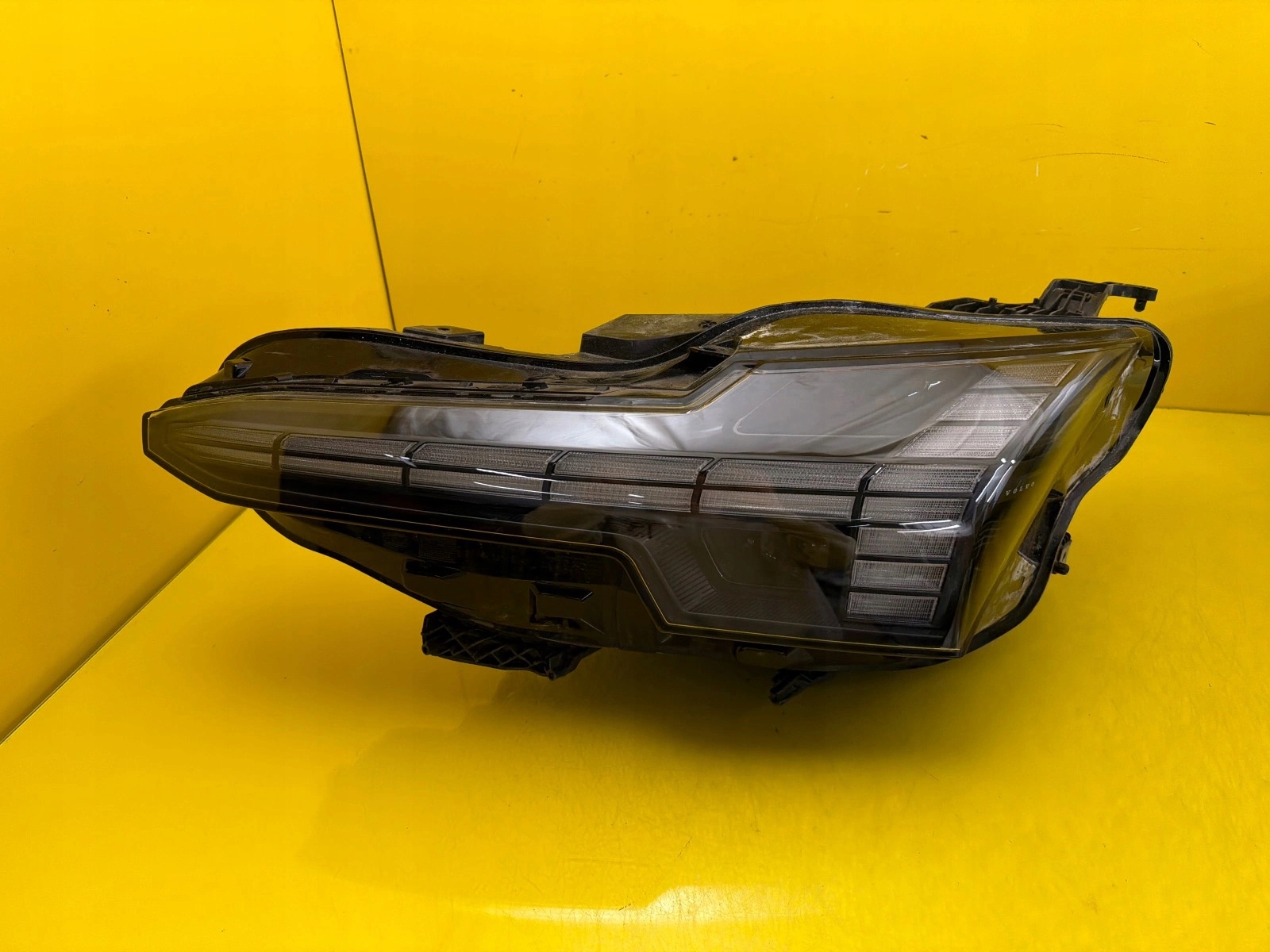 light left front Volvo EX30 Full Led 80000401
