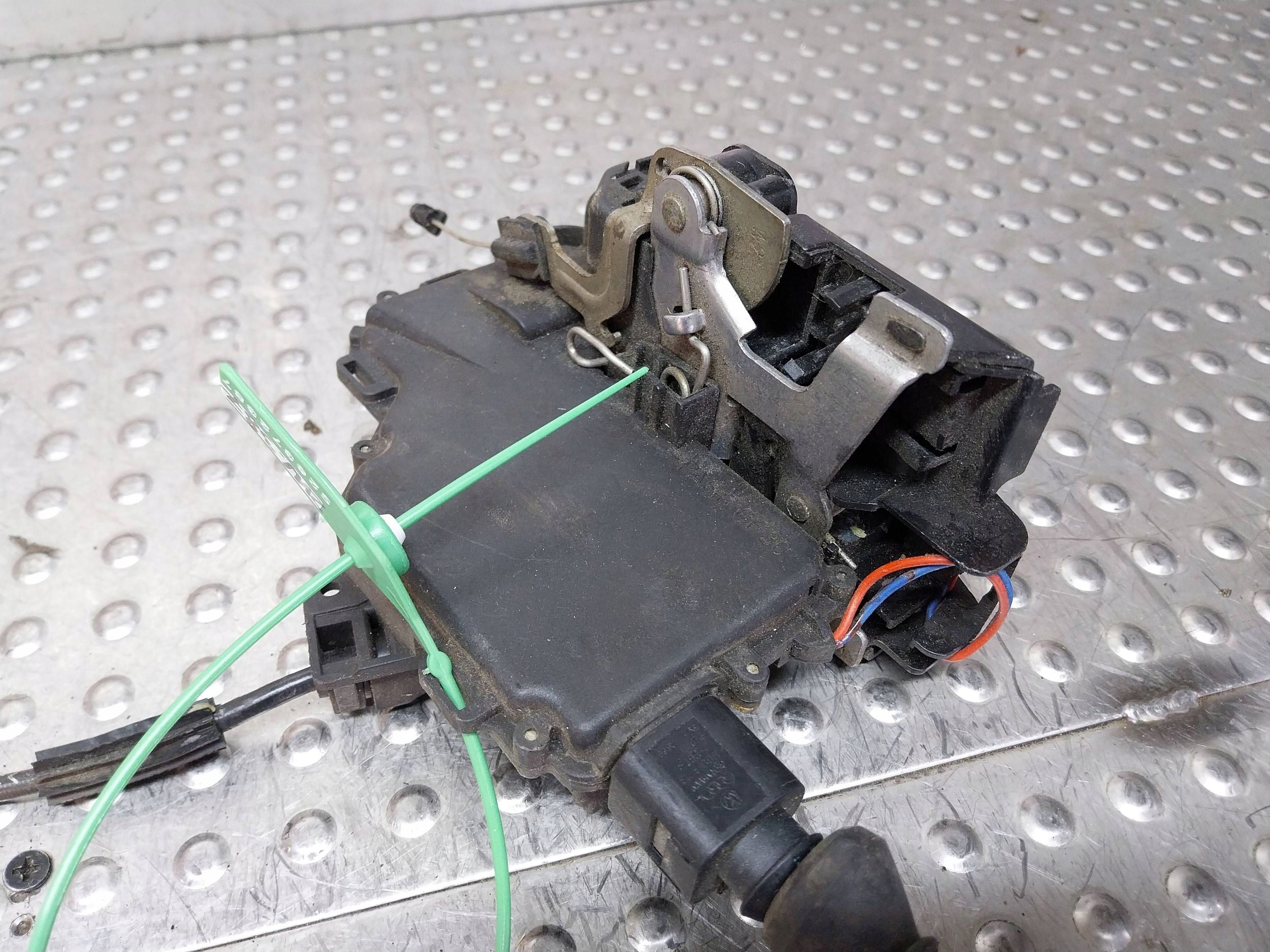 lock door left rear part 3B4839015A VW BORA GOLF IV PASSAT B5 6 PIN