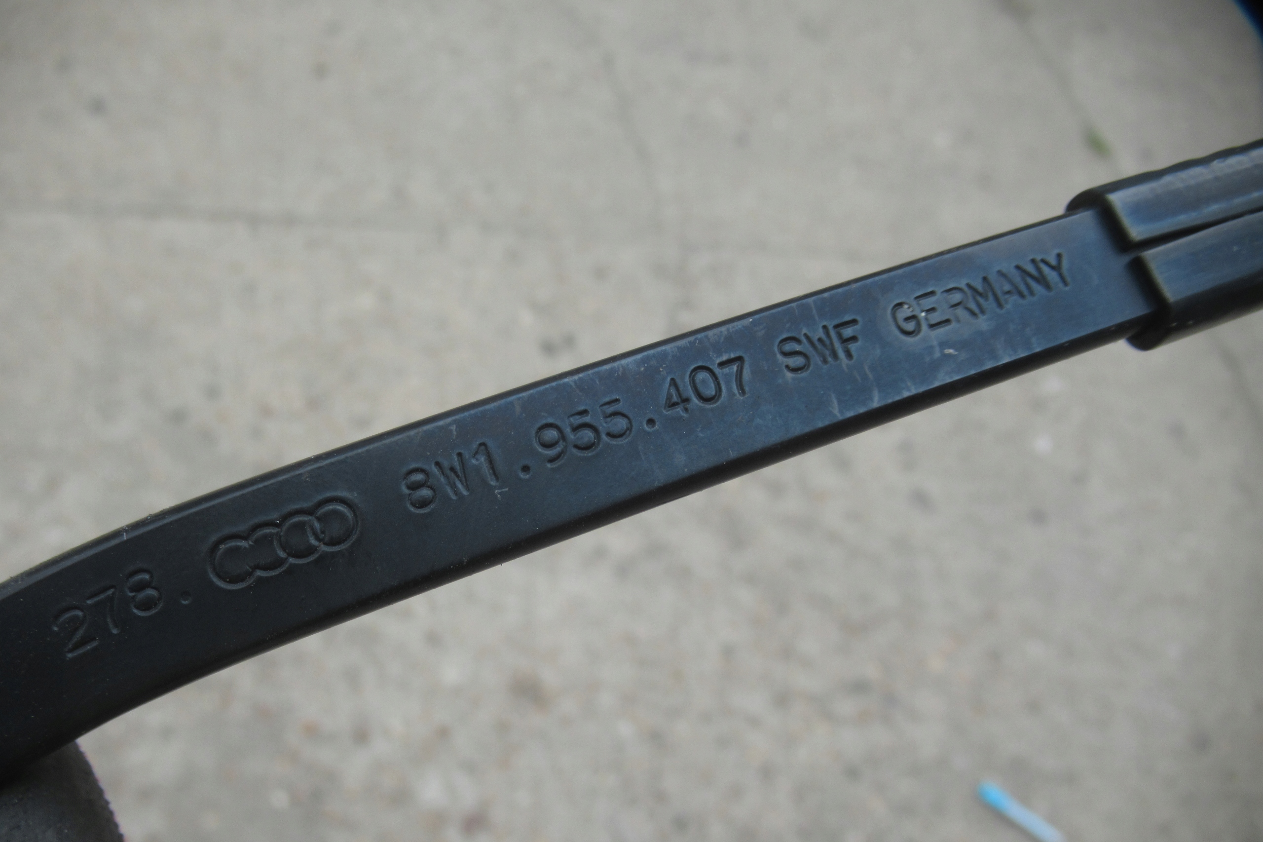AUDI A4 B9 3.0 TDI 18R wiper arm left 8W1955407