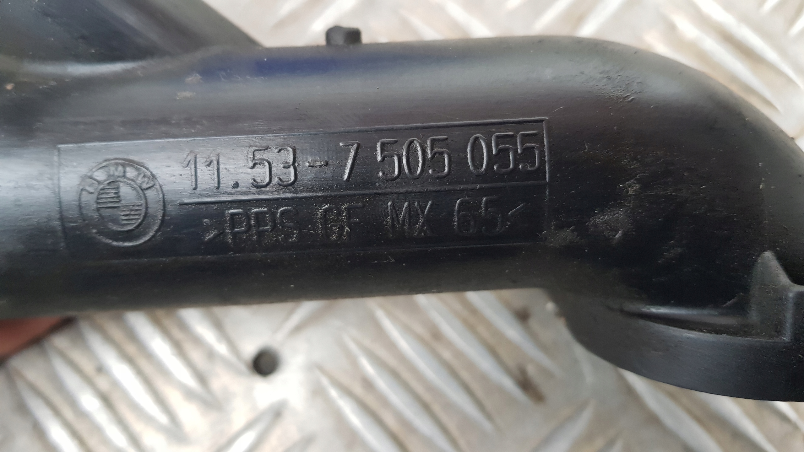 BMW E90 E87 2.0 prirubnica vode 7505055