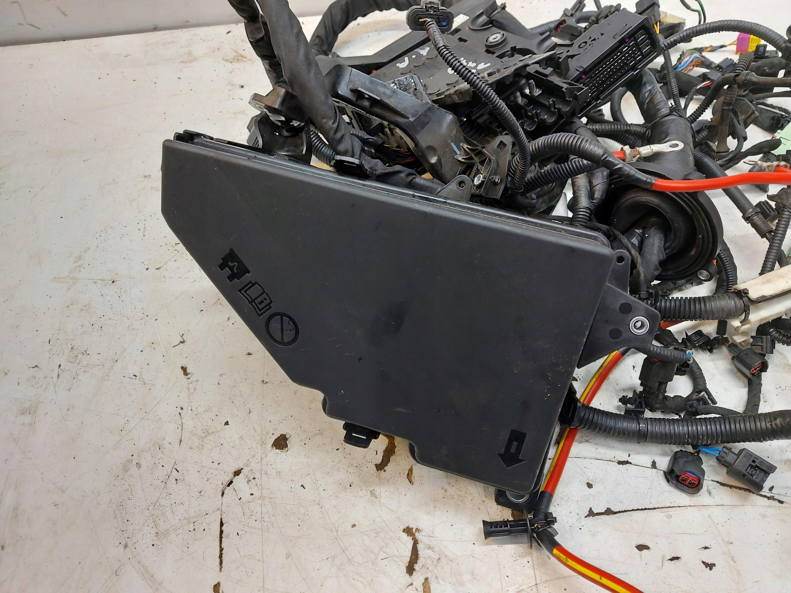 VOLVO S90 D5 sedan bundle KOMORY of the engine left