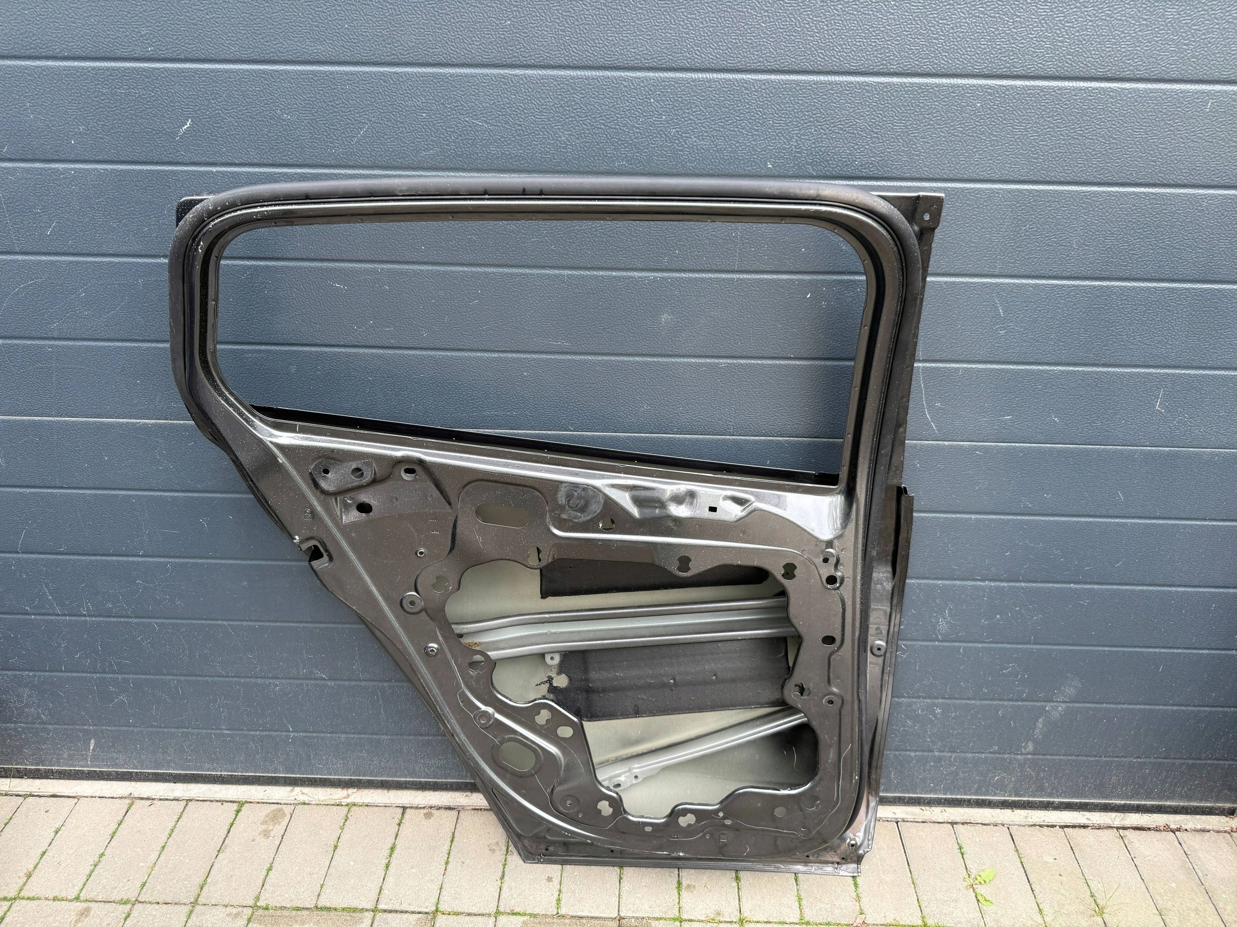 Ford Focus Mk4 Mk-4 door rear part left rear. left kombi