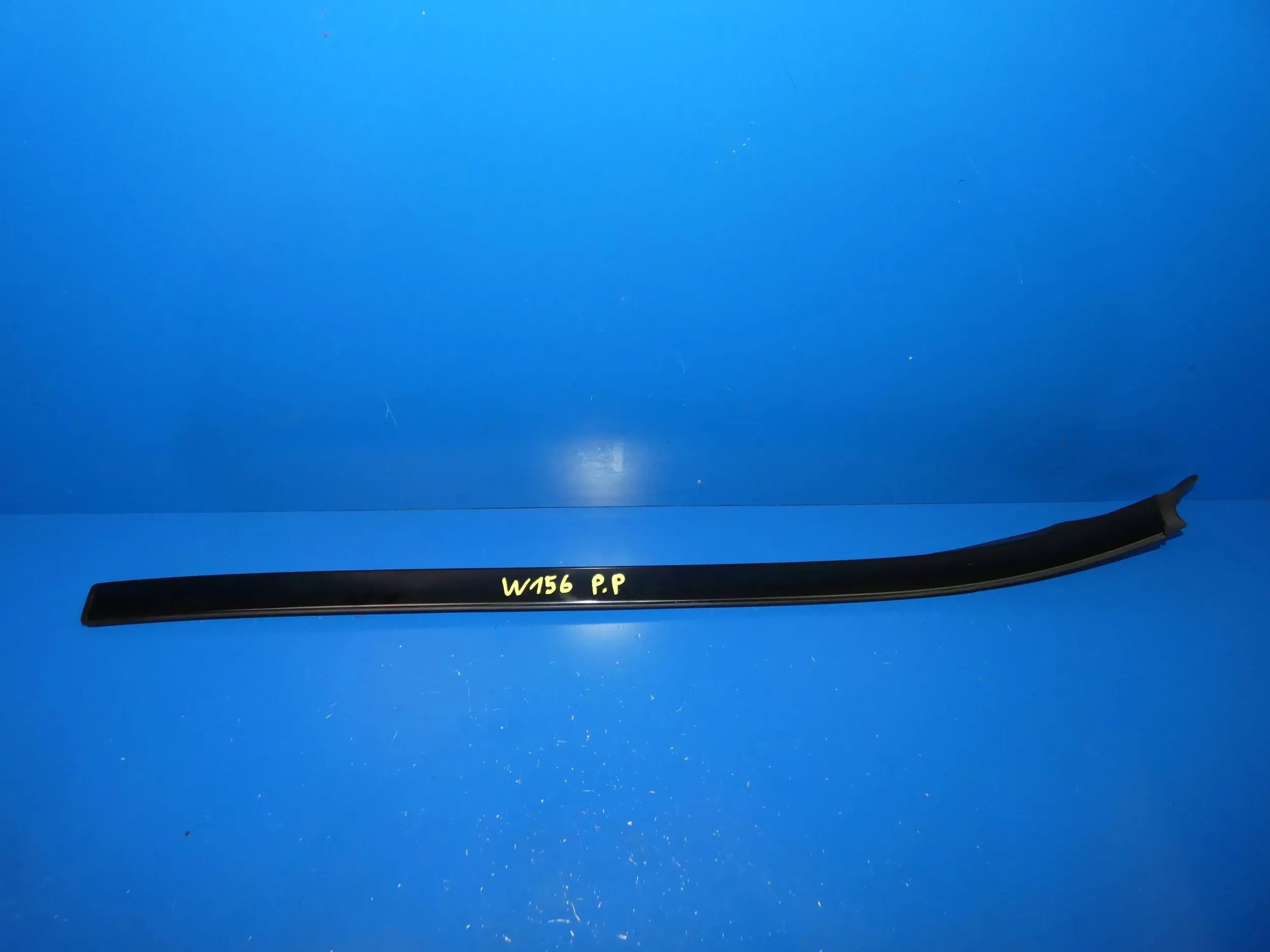 MERCEDES GLA W156 LISTWA SZYBY CZOŁOWEJ PRAWA PRAWY PRZÓD