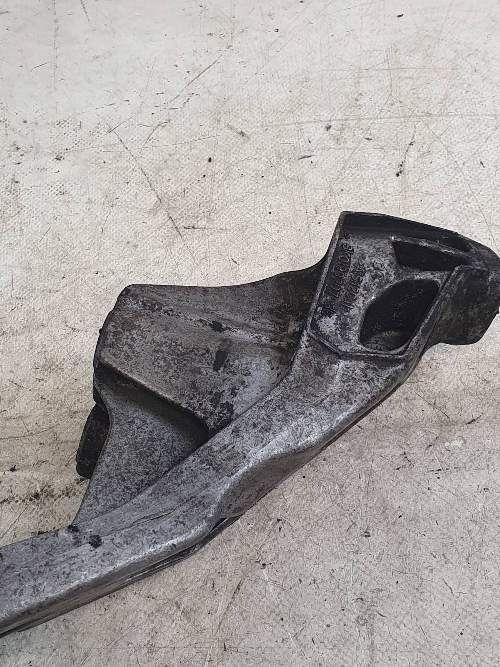 engine supporting mount OE 8K0199307BE AUDI A4 B8 2.0TDI