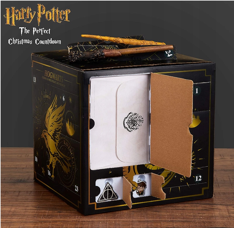 Адвент-календарь Harry Potter 2021 в форме куба, 24 сюрприза: украшения, аксессуары и носки — фото 4