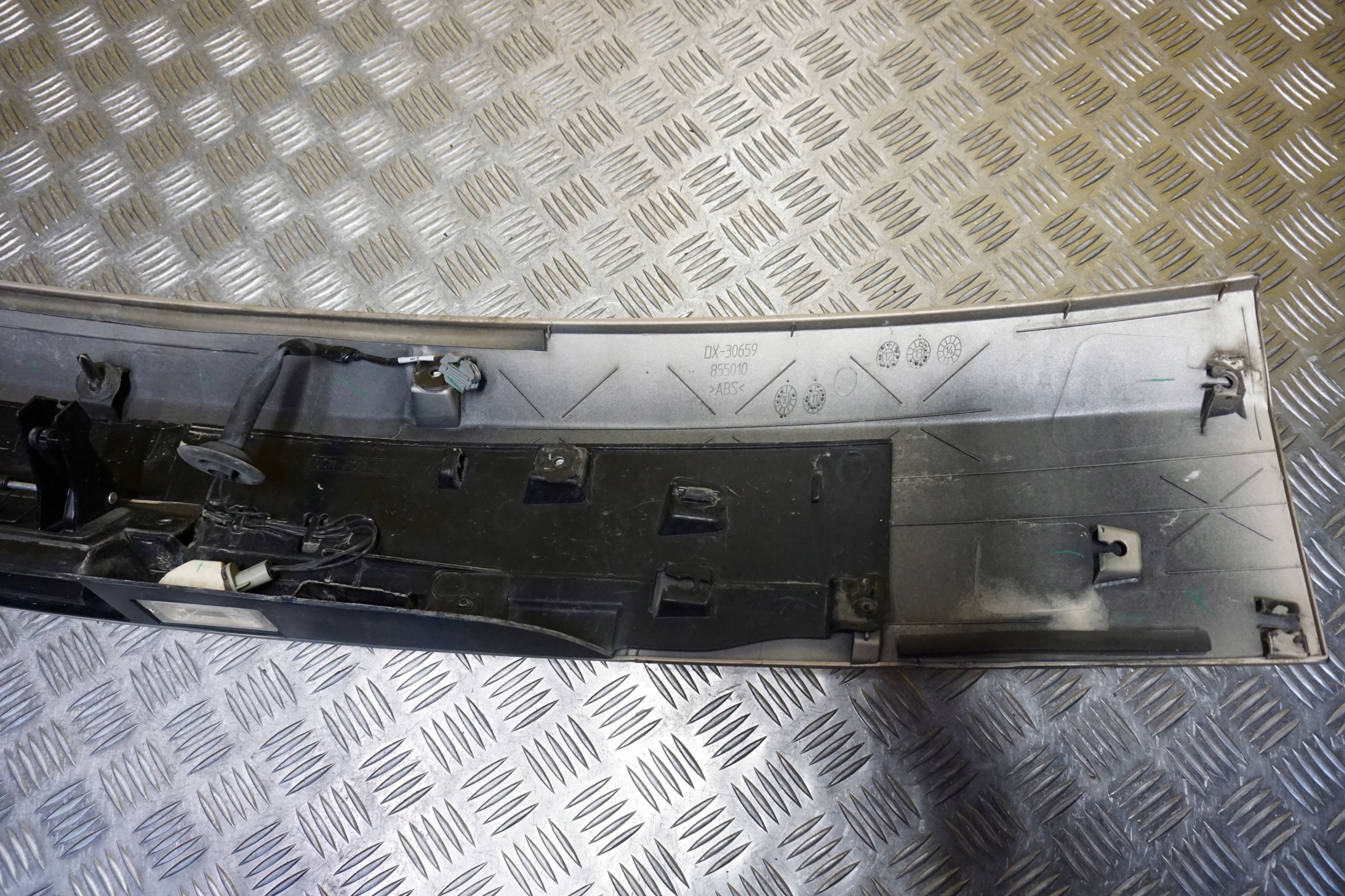 DODGE GRAND CARAVAN 2011 - 2016 Listwa Tylna Blenda Klapy Bagażnika Tył Wersja Amerykańska