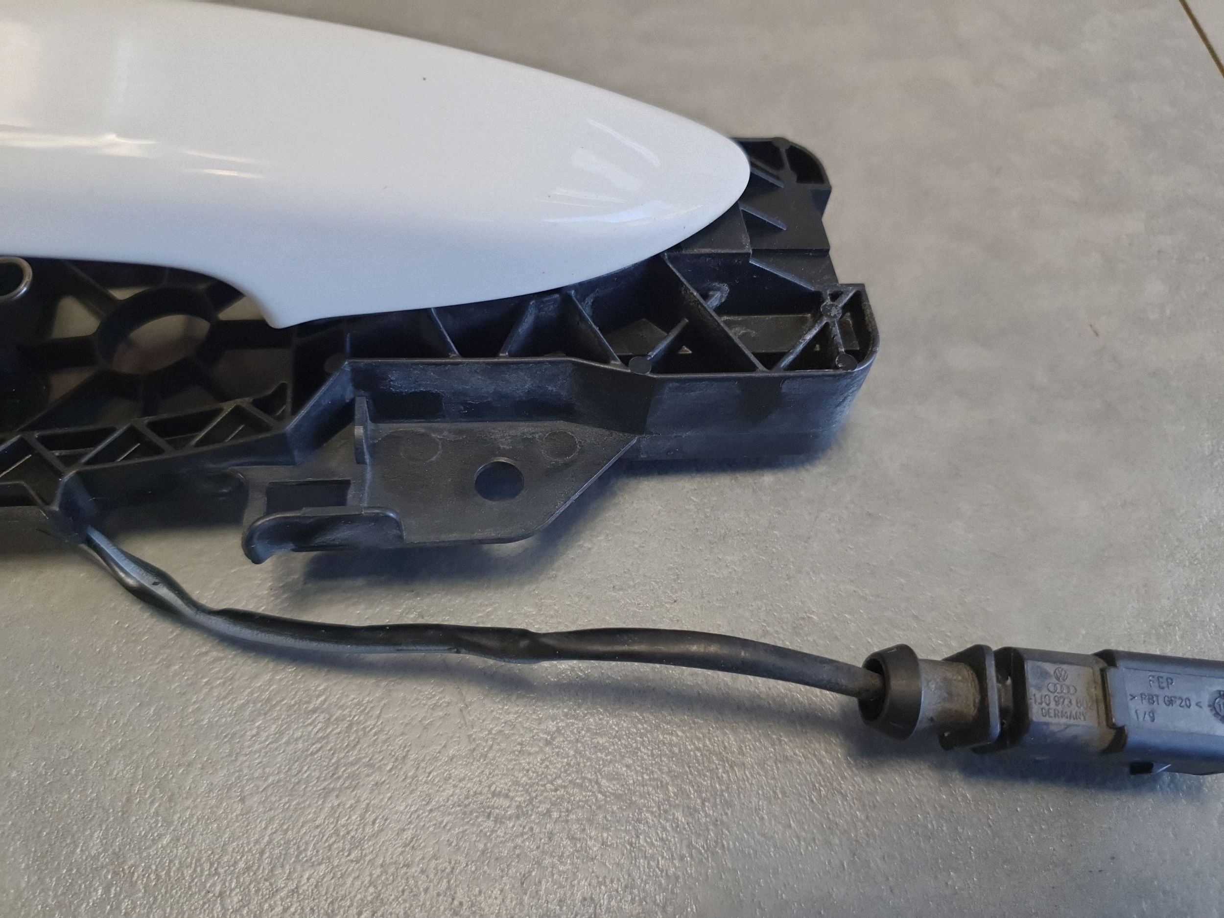 Volkswagen PASSAT CC handle exterior right rear part lb9a 3C8839886