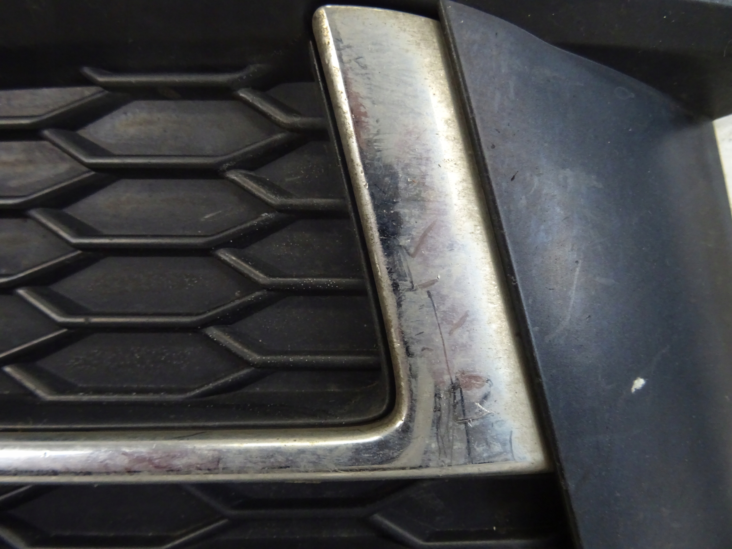 grid of a bumper front front left AUDI A4 B9 S-LINE 8W0807681F