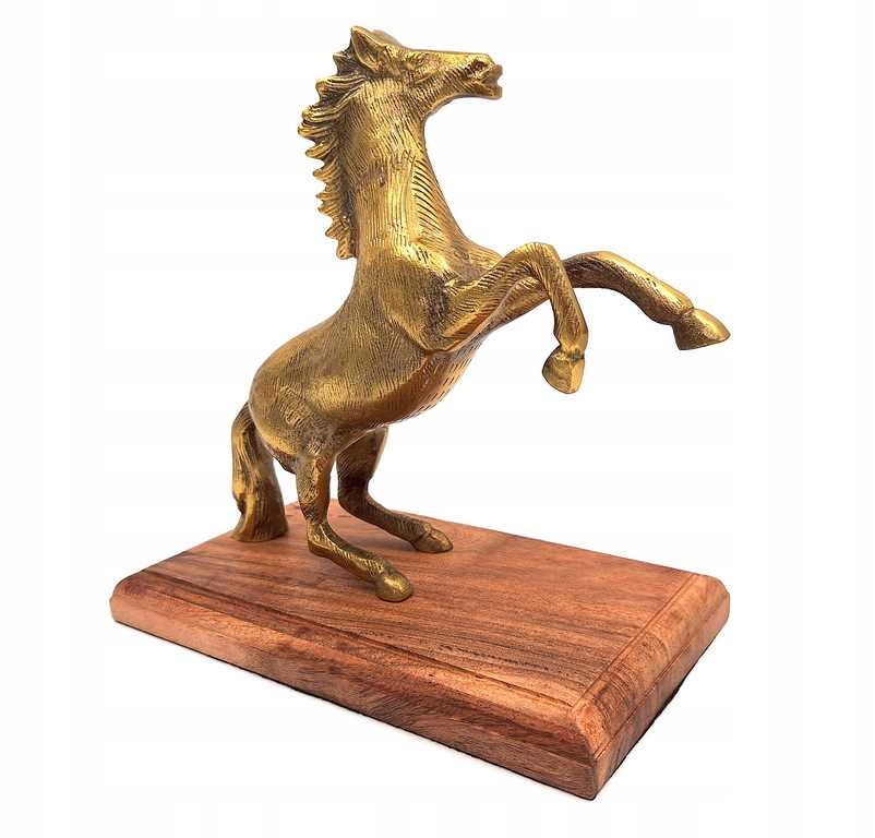 Kôň Hliníková figúrka na drevenom podklade Elegancia a štýl