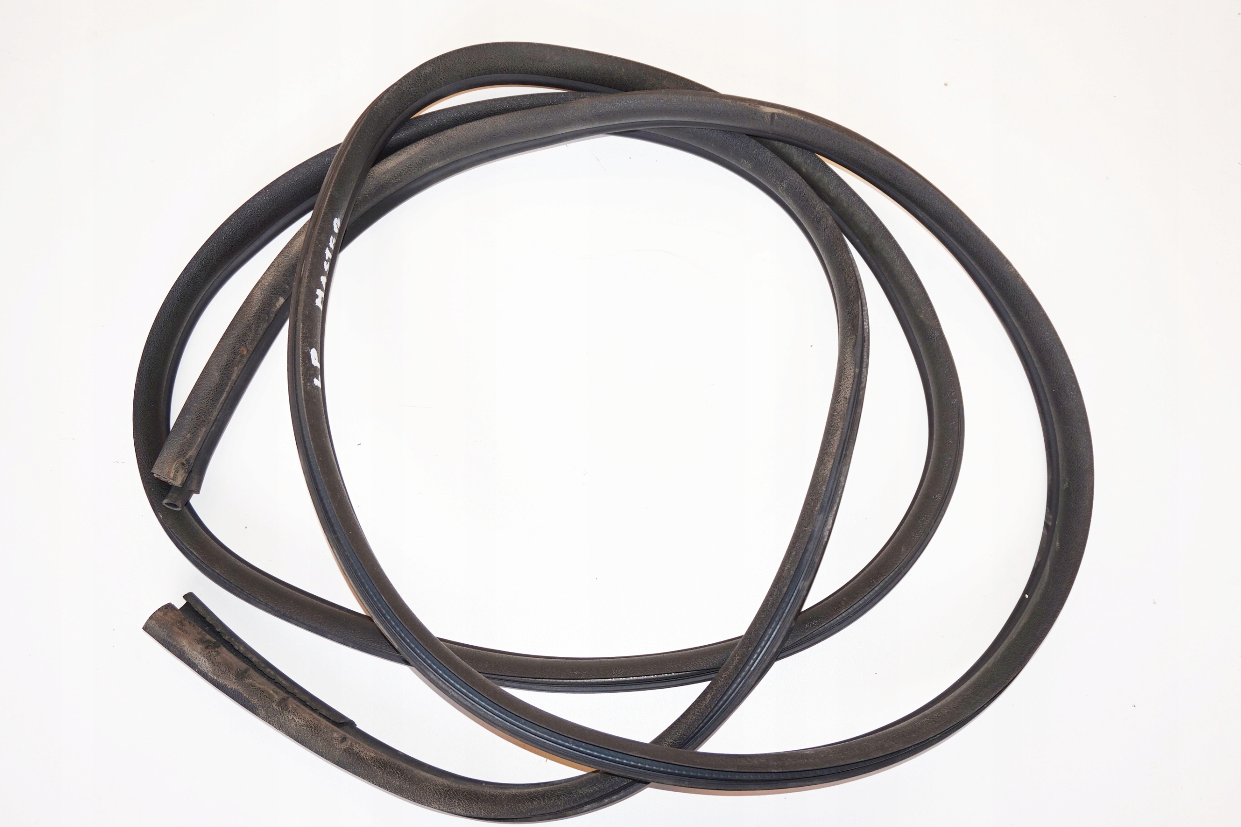 Уплотнитель передней двери MASTER III MOVANO B 10R-