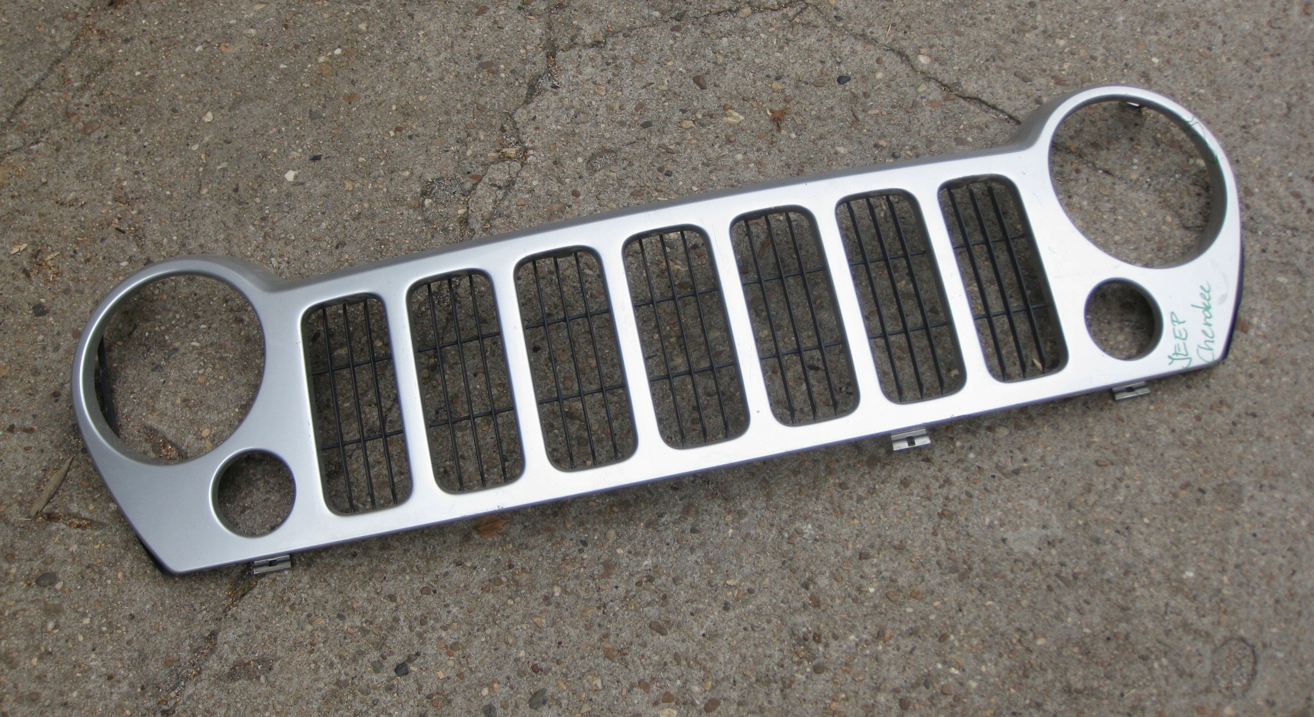 JEEP CHEROKEE LIBERTY KJ Grill Grill 55157120AE