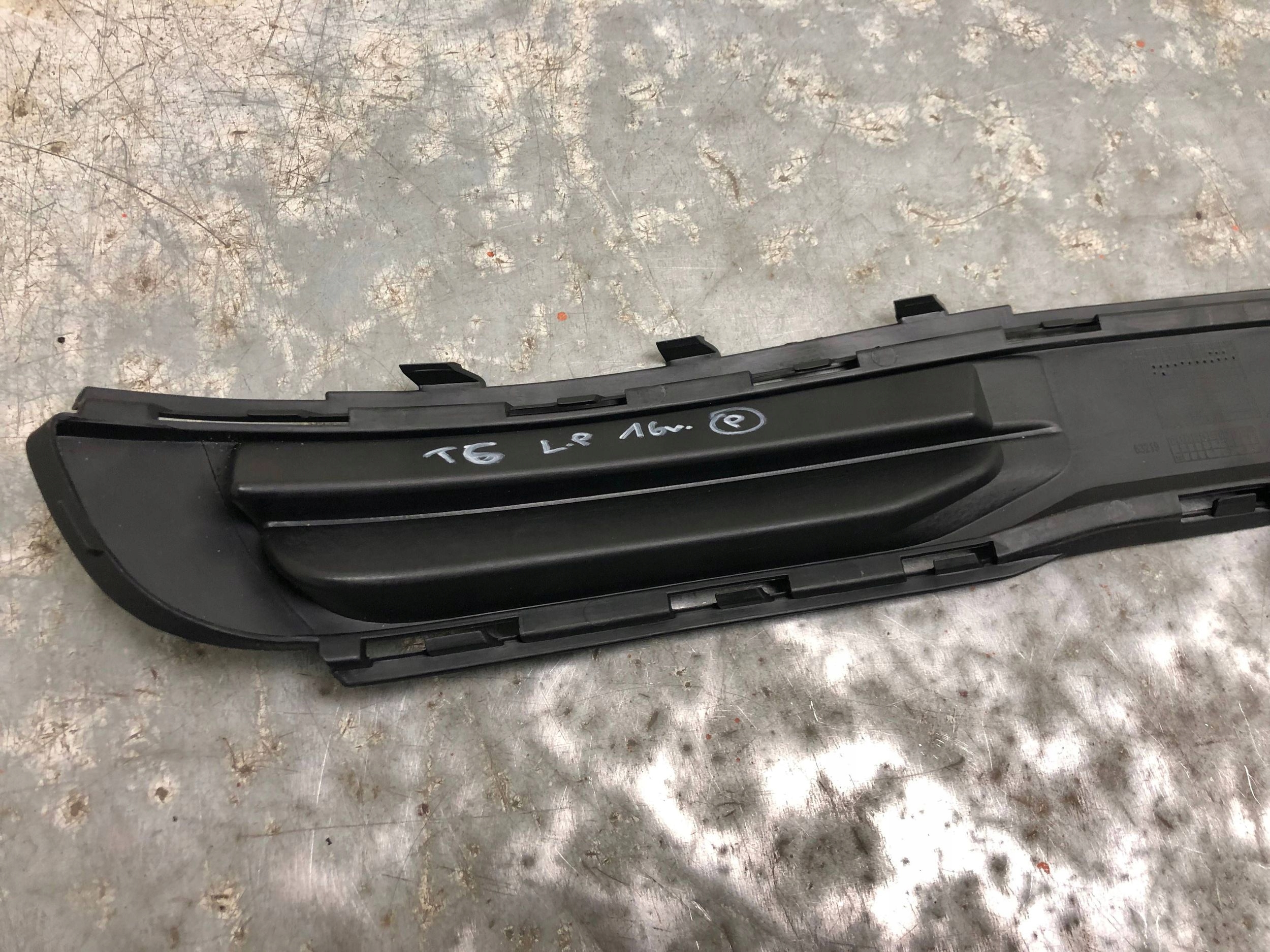mřížka nárazníku levý předek VW T6 7E0807489C