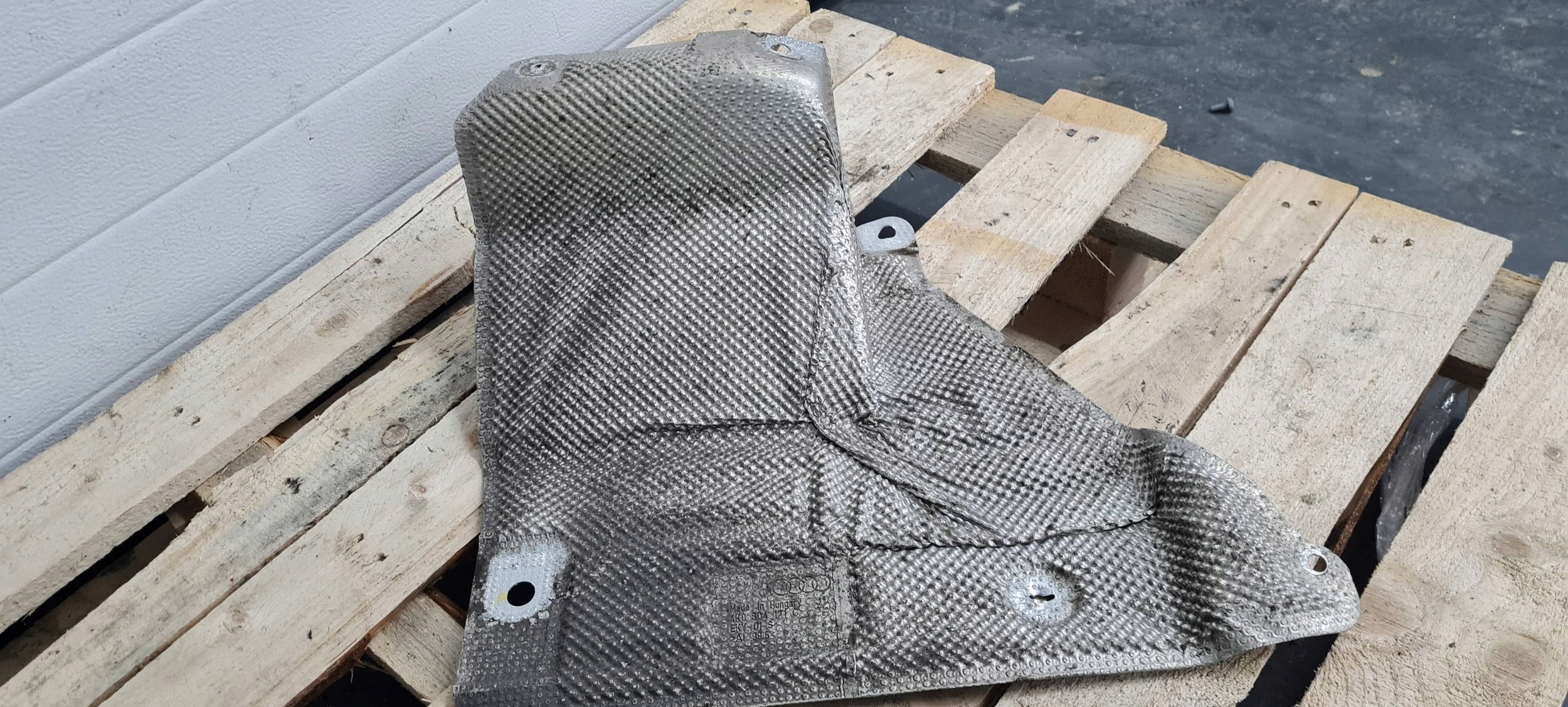 защита термичный глушителя левый Audi A6,A7,C8 4K0804171C