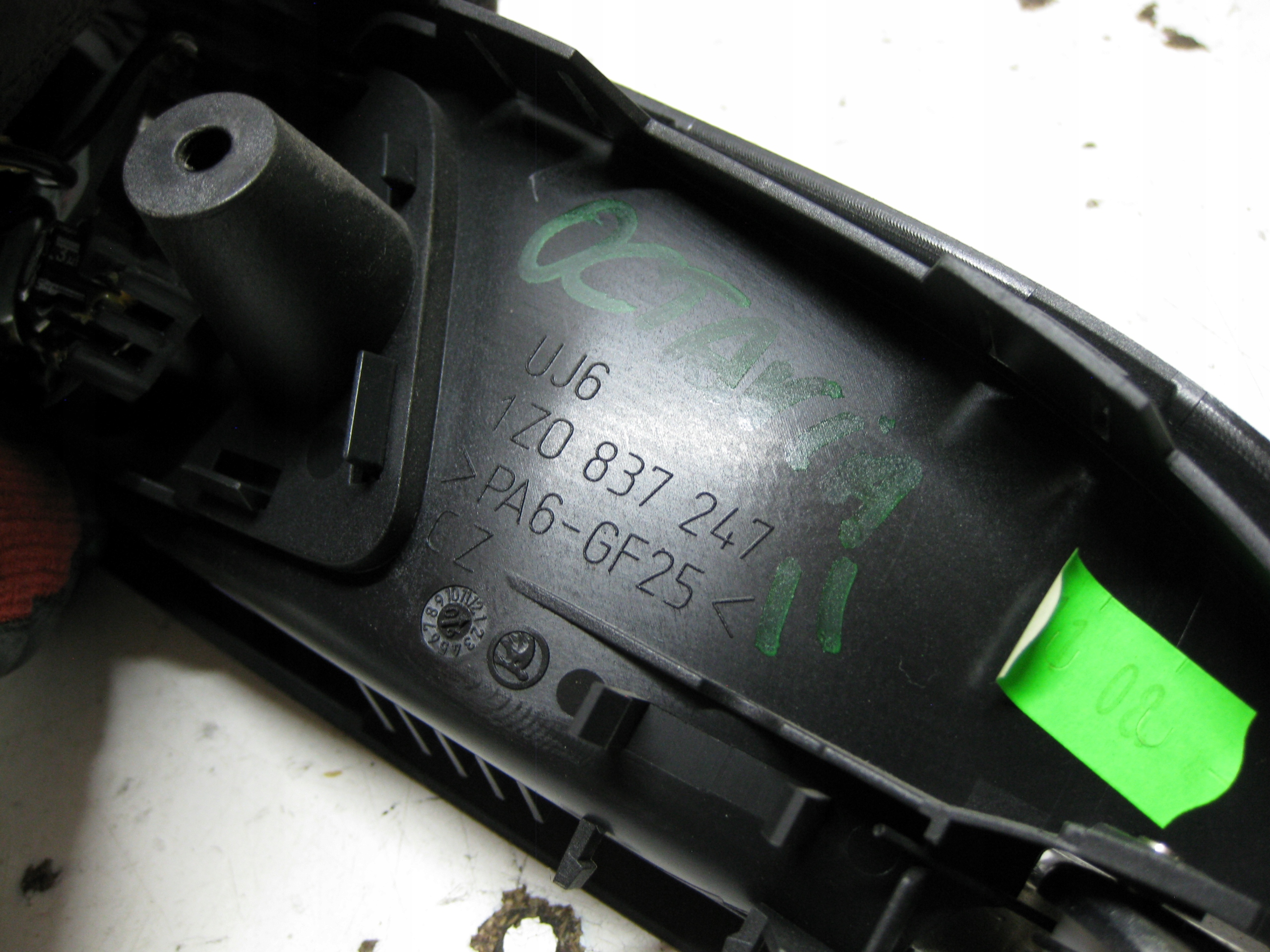 SKODA OCTAVIA II 2.0 TDI 06R handle left front 1Z0837247
