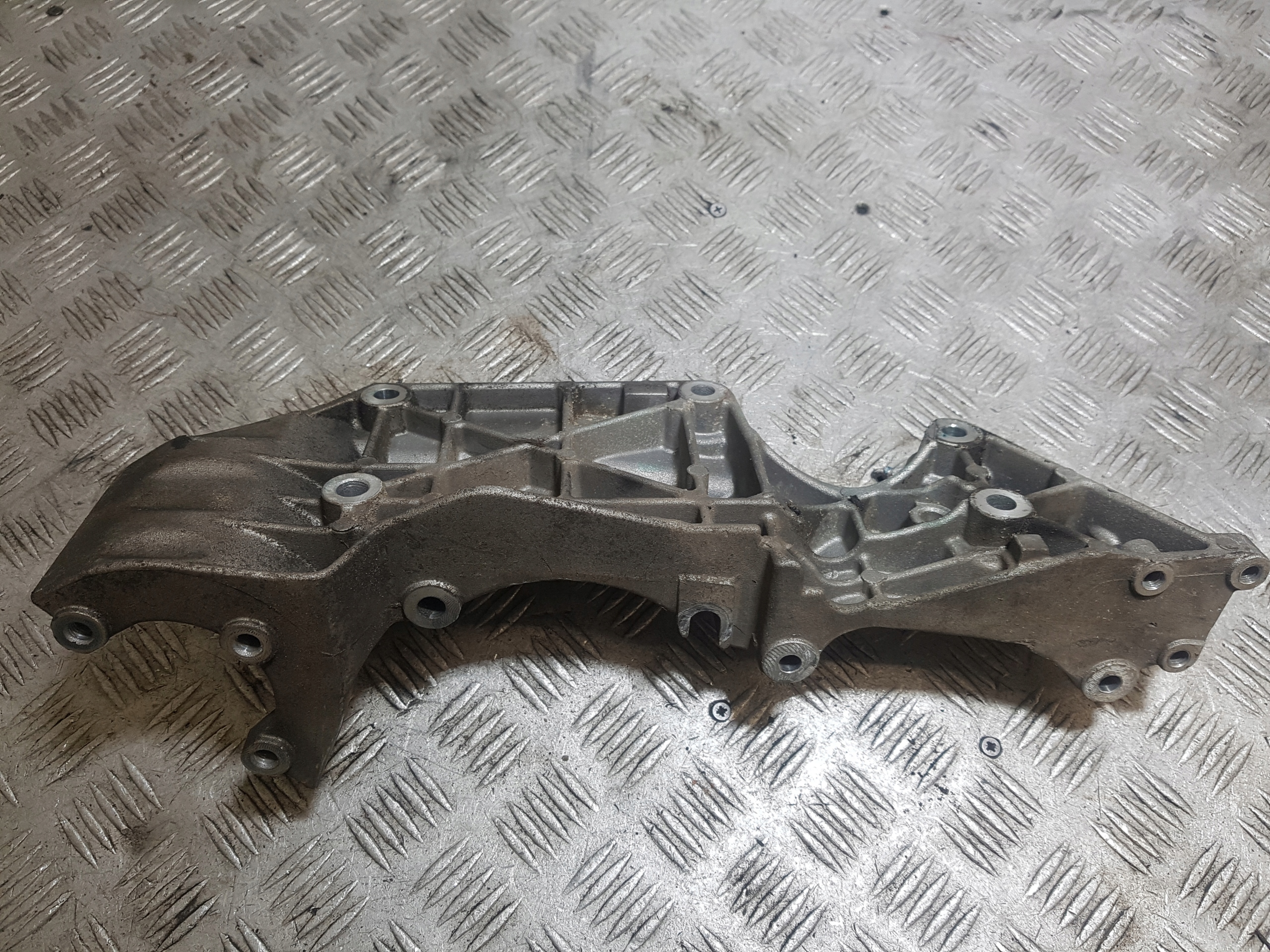 supporto staffa alternatore VOLKSWAGEN GOLF 4 06A903143
