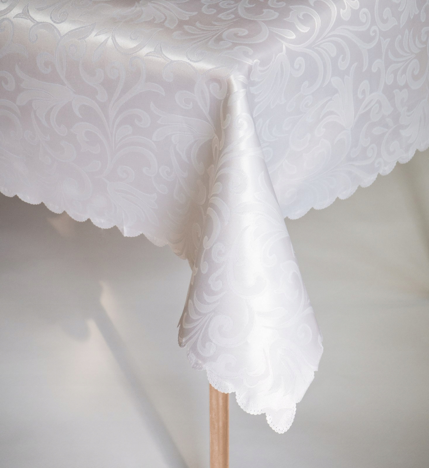 OBRUS PLAMOODPORNY STÓŁ 140x220 BIAŁY 100 % JAKOŚĆ EAN (GTIN) 6095856370364