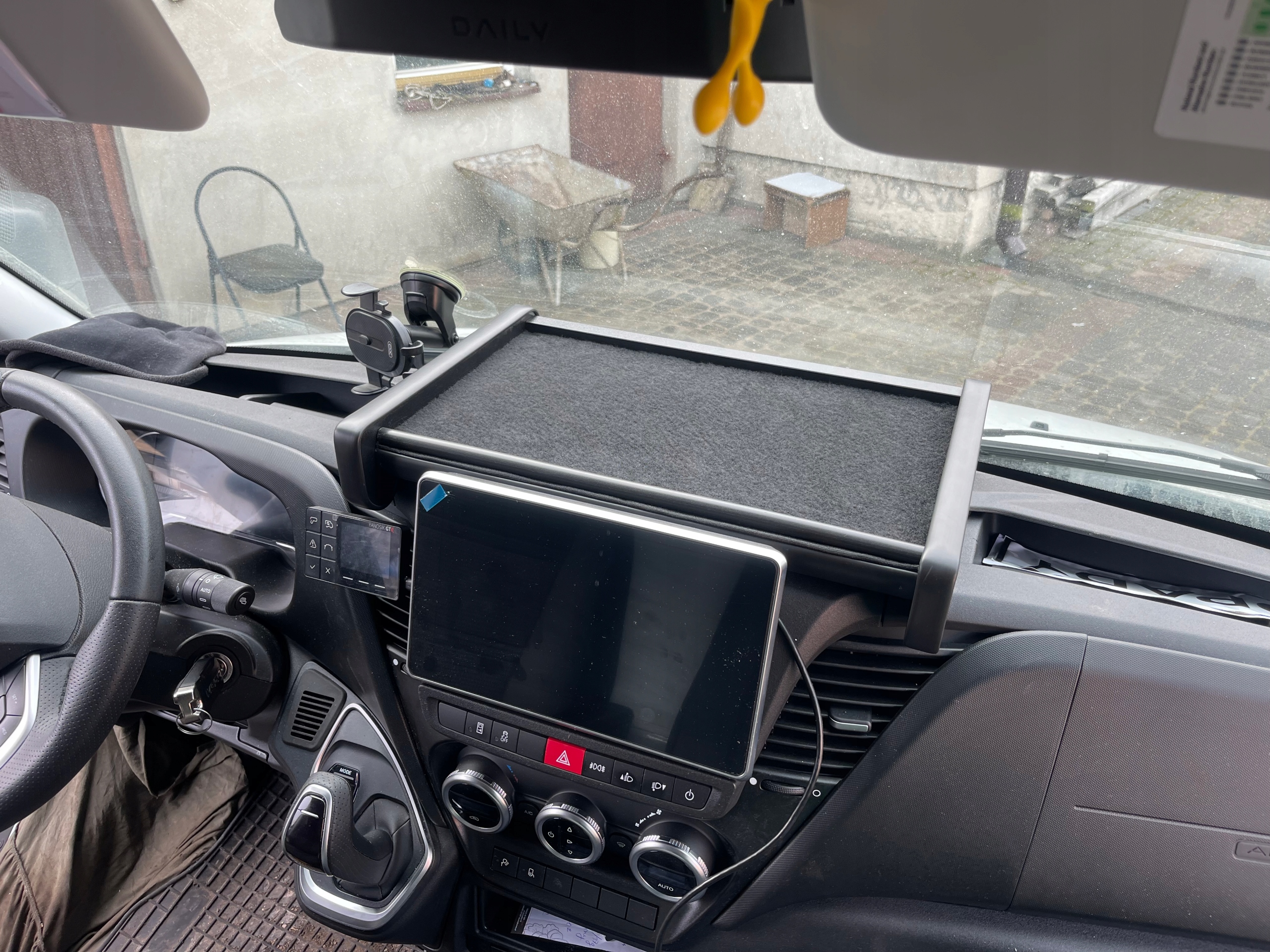 Střední police autobusu Van Iveco Daily od roku 2024