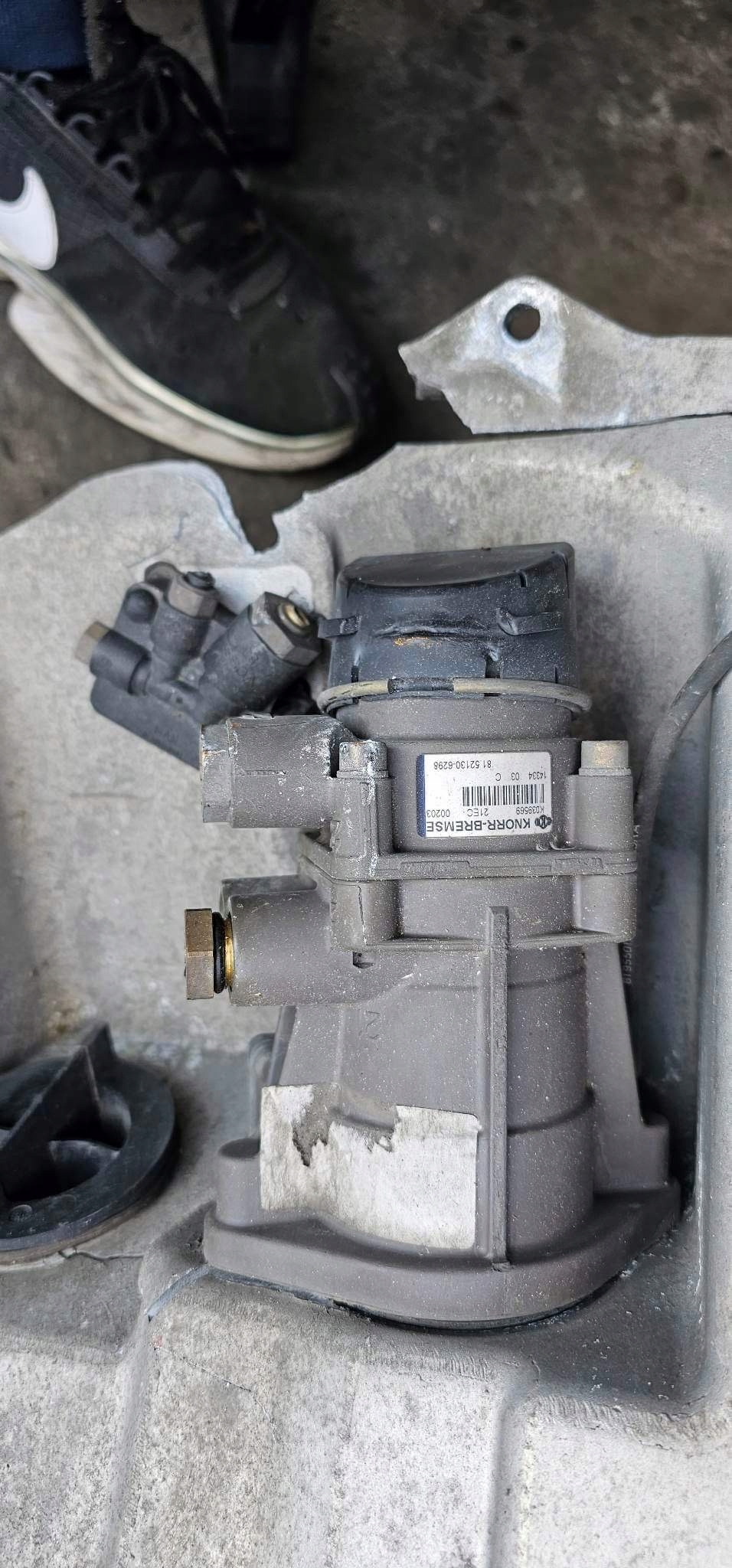 81.52130-6298 - Man TGX гальмівний клапан