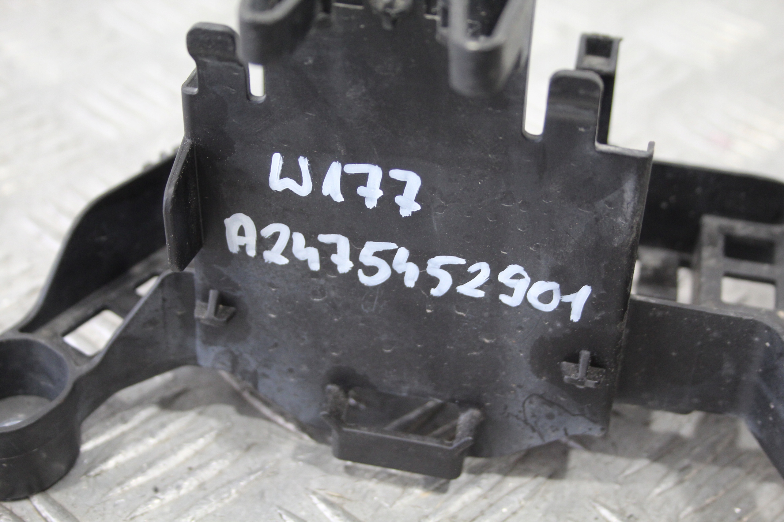 bracket holder console A-KLASA W177 A2475452901