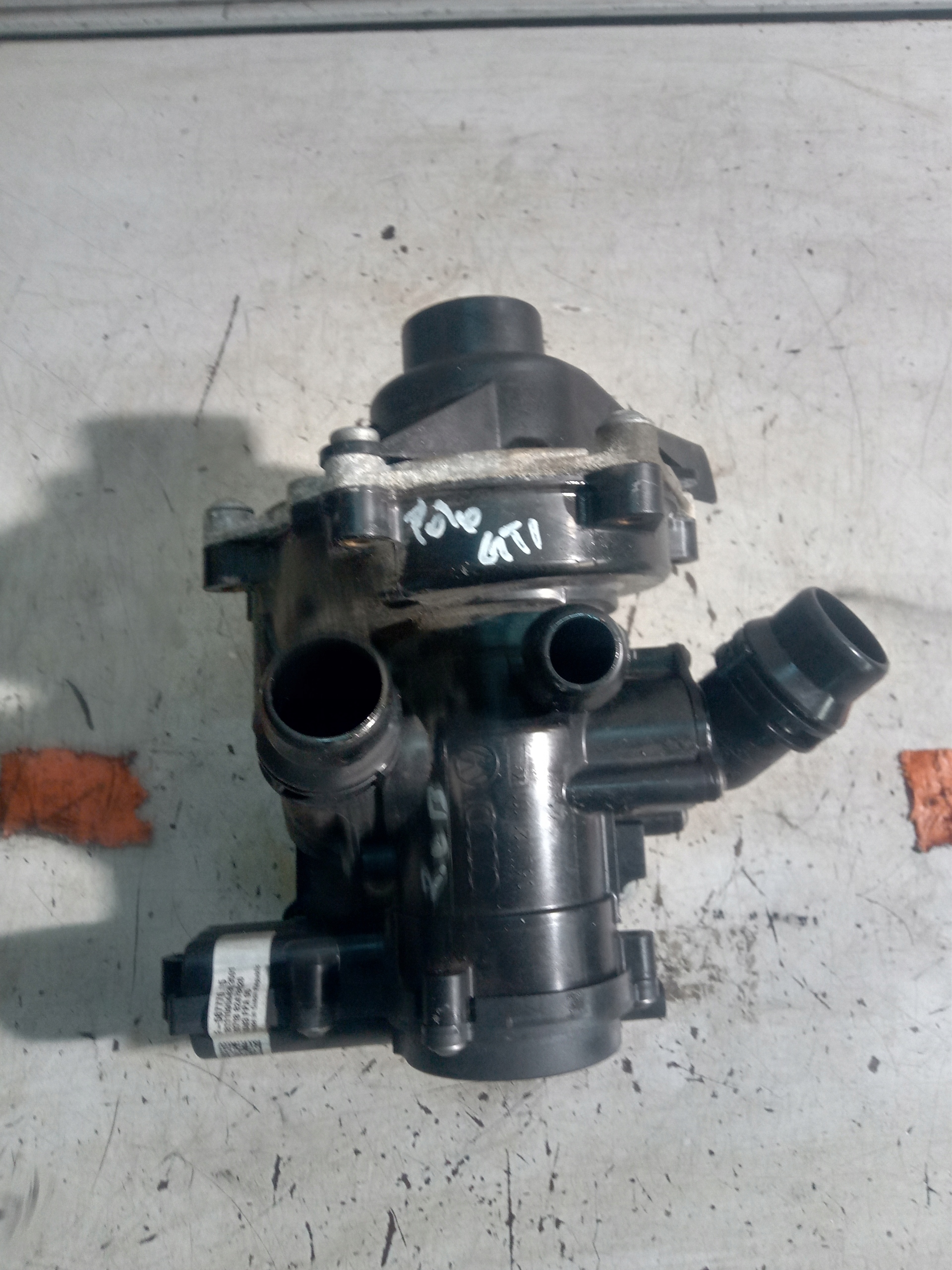 06L121012H 06L121111K - КОРПУС ТЕРМОСТАТА ВОДЯНОГО НАСОСА VW POLO 2G 2.0 TSI