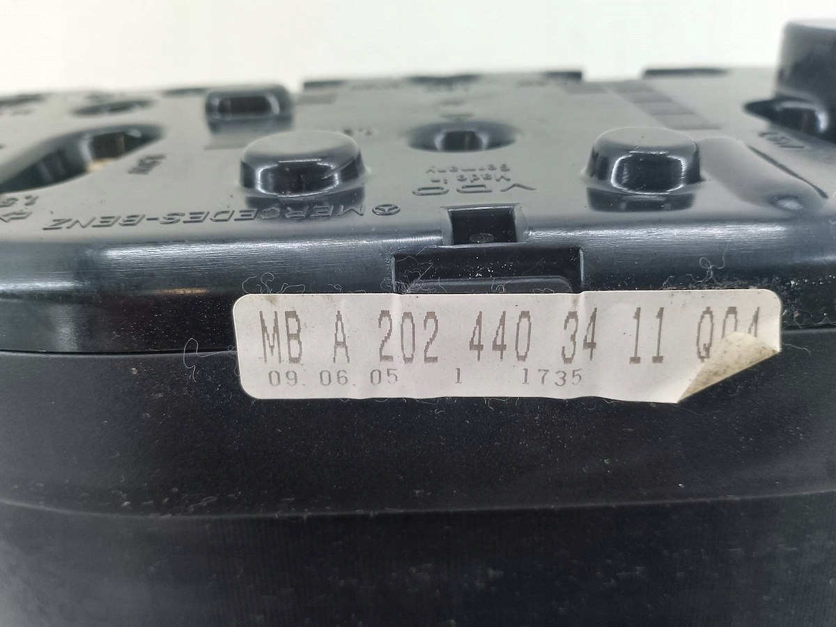 спидометр mercedes-benz W202 A2024403411 2.2 CDI