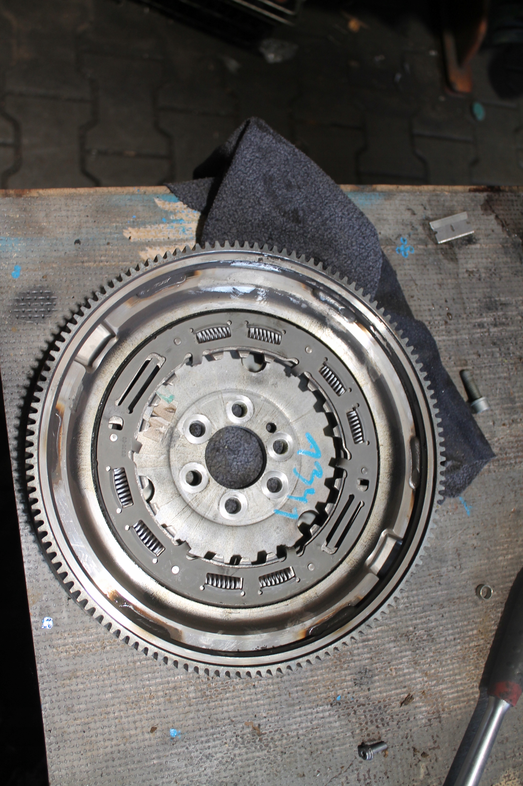 1341. wheel flywheel VW SKODA AUDI 04E105266AM