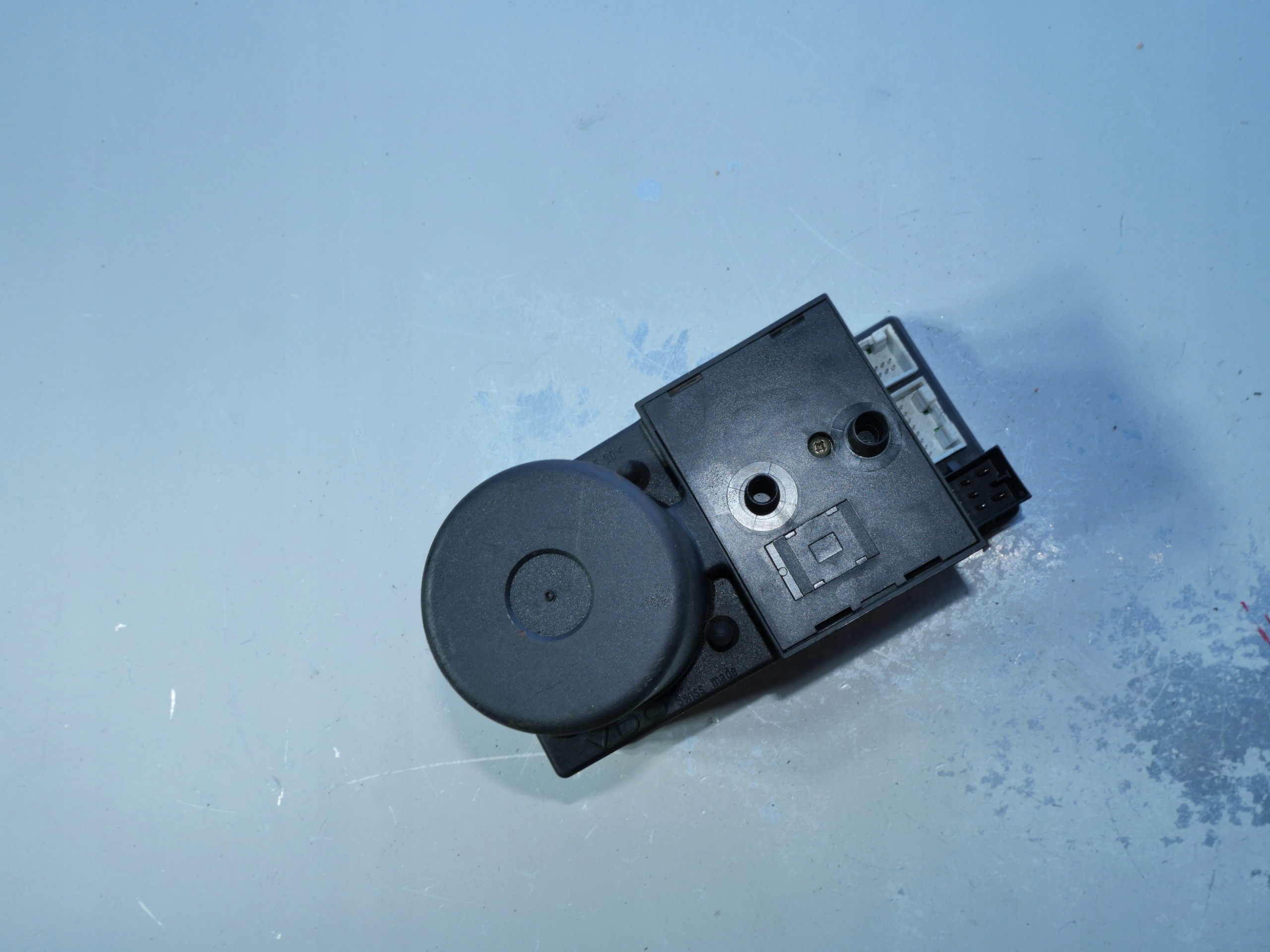 AUDI pump compressor; central of a lock 8D0862257B