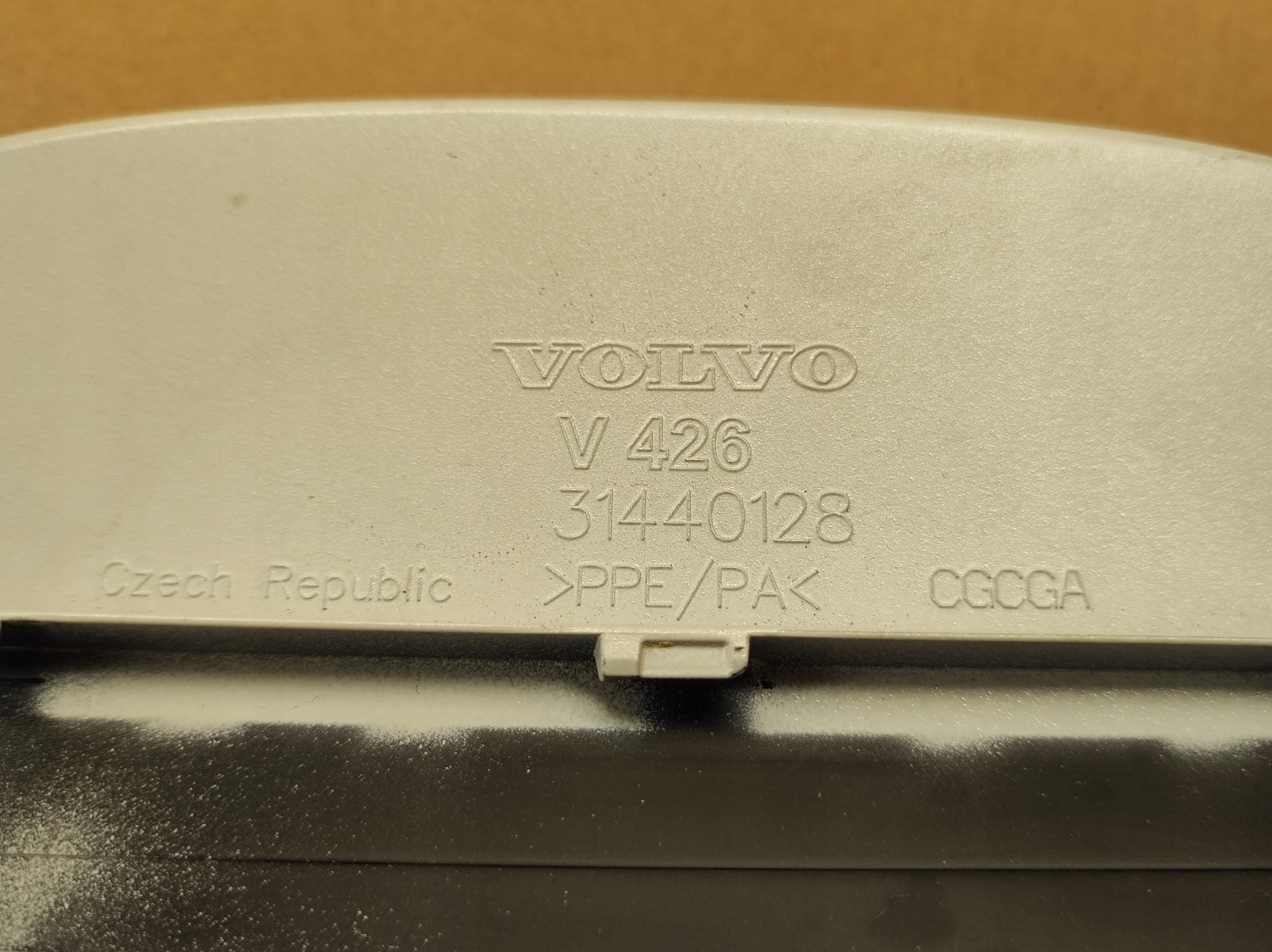 KLAPKA GNIAZDA LADOWANIA VOLVO XC60 II Farbe 707