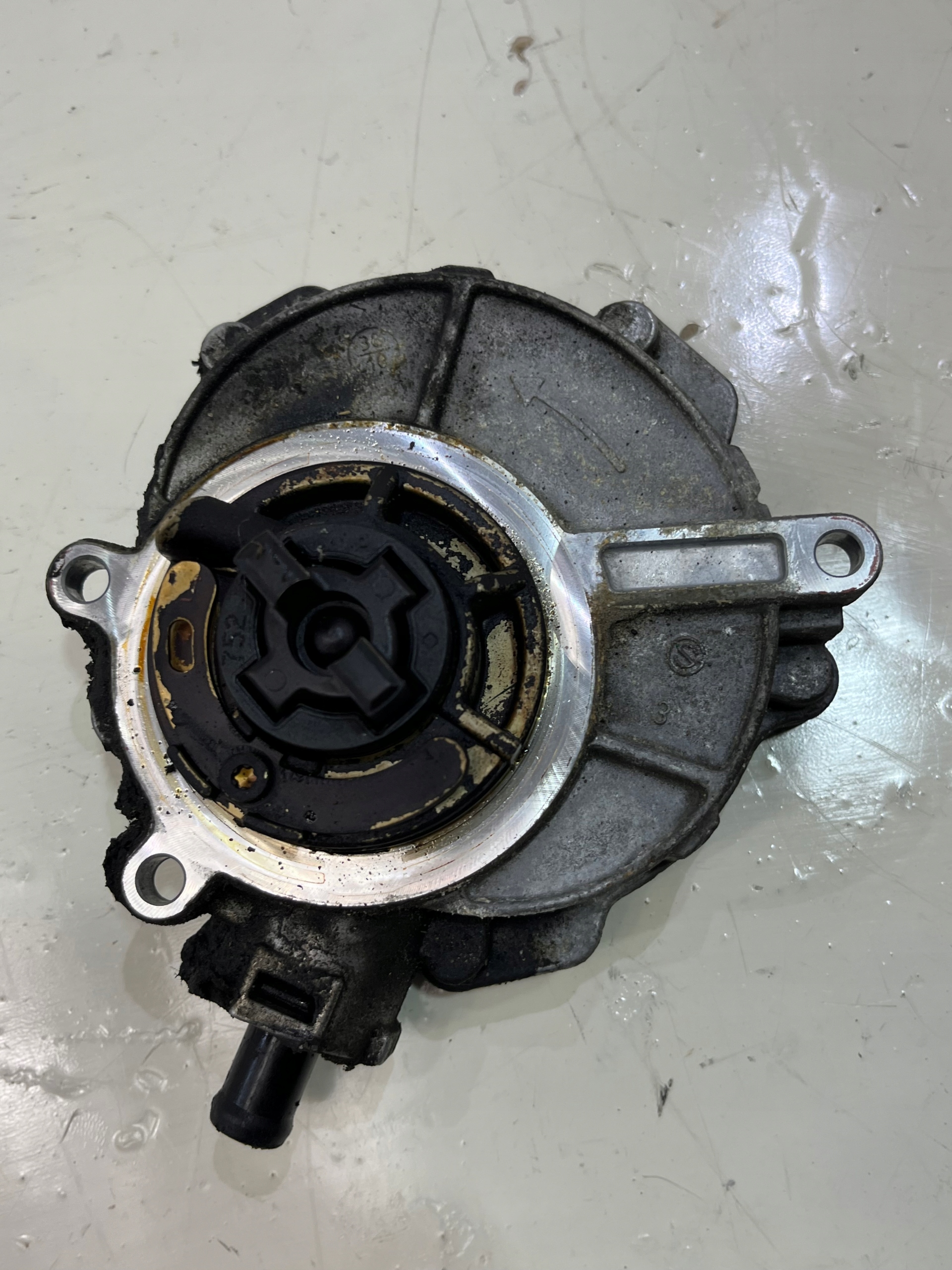 насос вакум vw TOUAREG 7P 3.0 TFSI 06E145100M