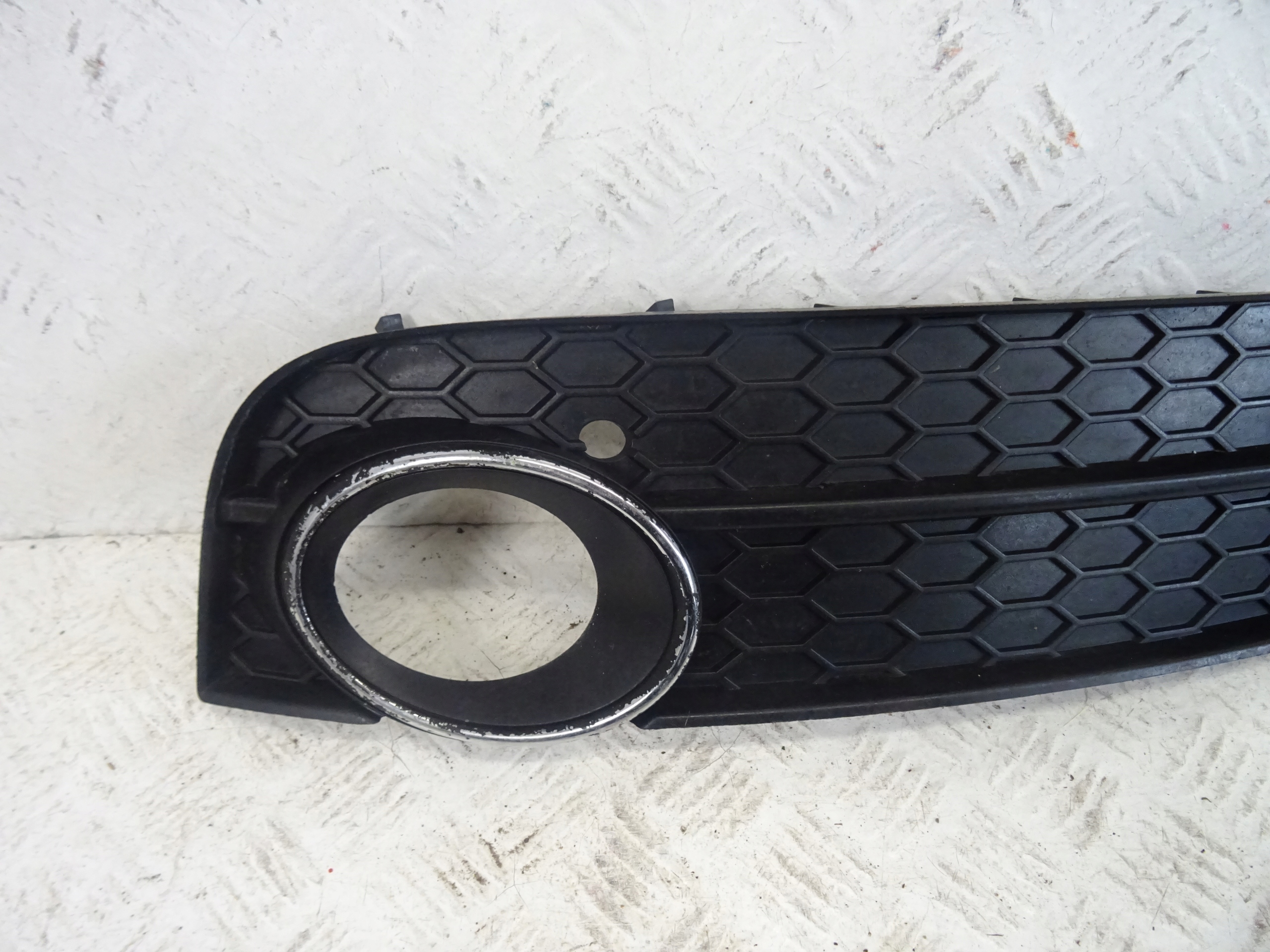 grid of a bumper left front AUDI A5 8T 8T0807681