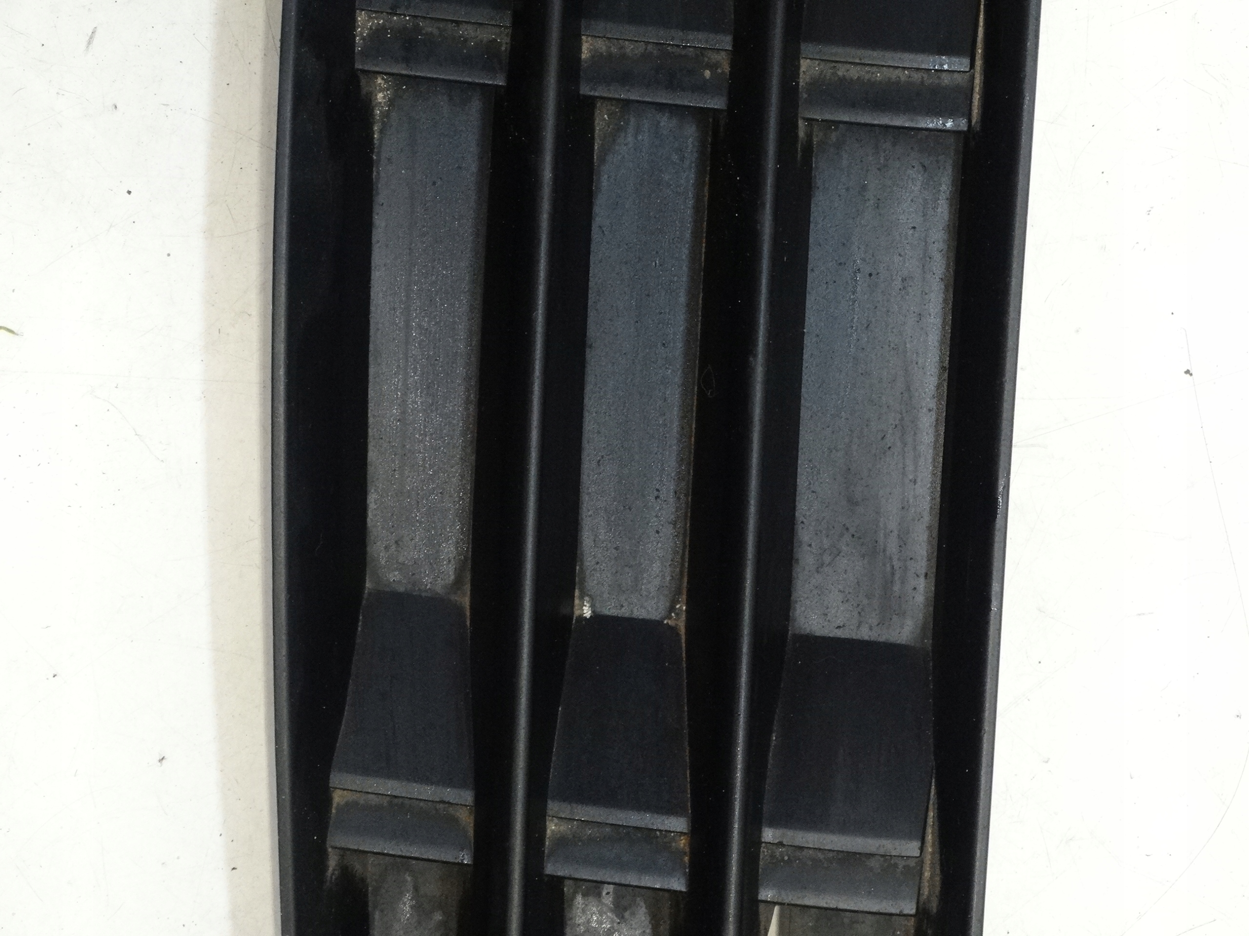 grid of a bumper left front AUDI A4 B9 8W0807681B 15-24r.
