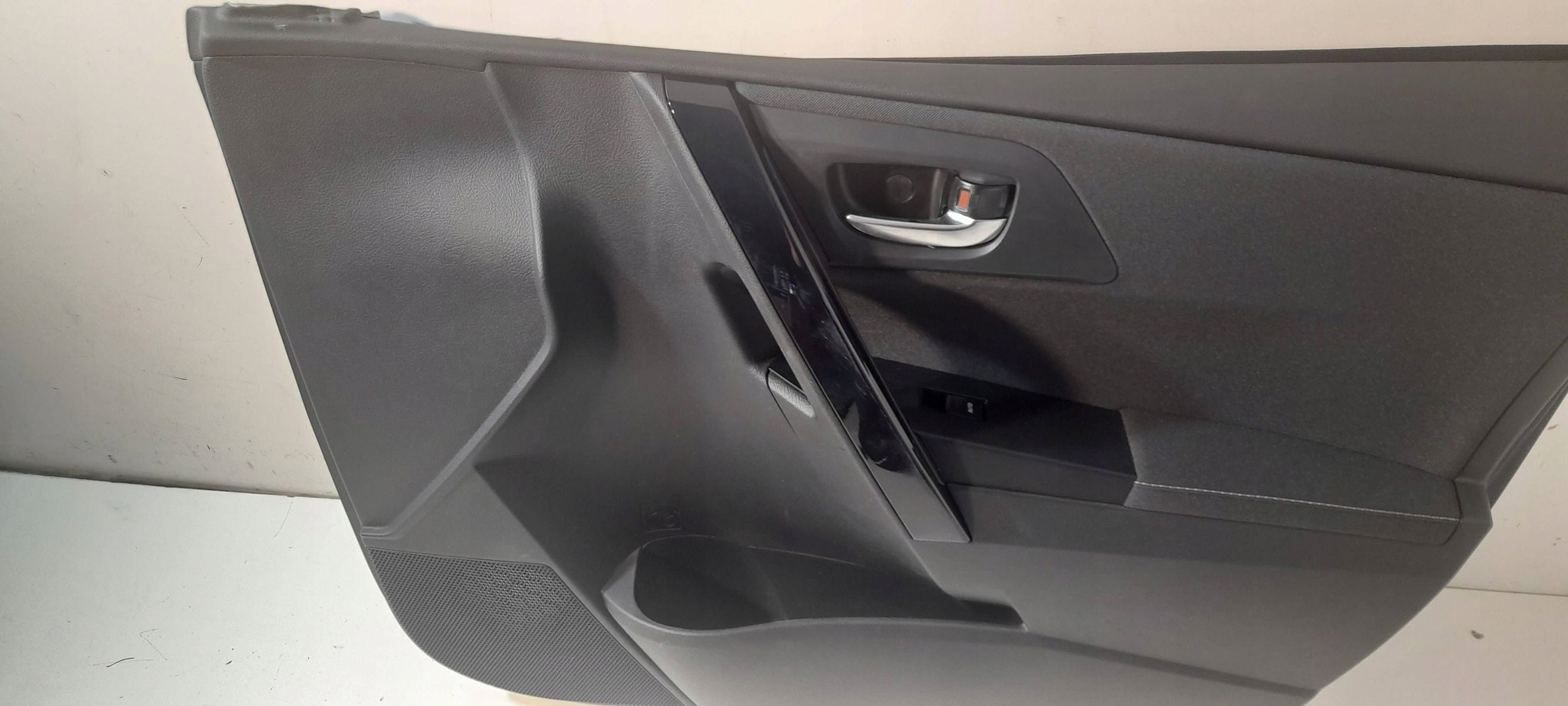 Toyota Auris E18 side door przednich prawych 677702300 (E133)