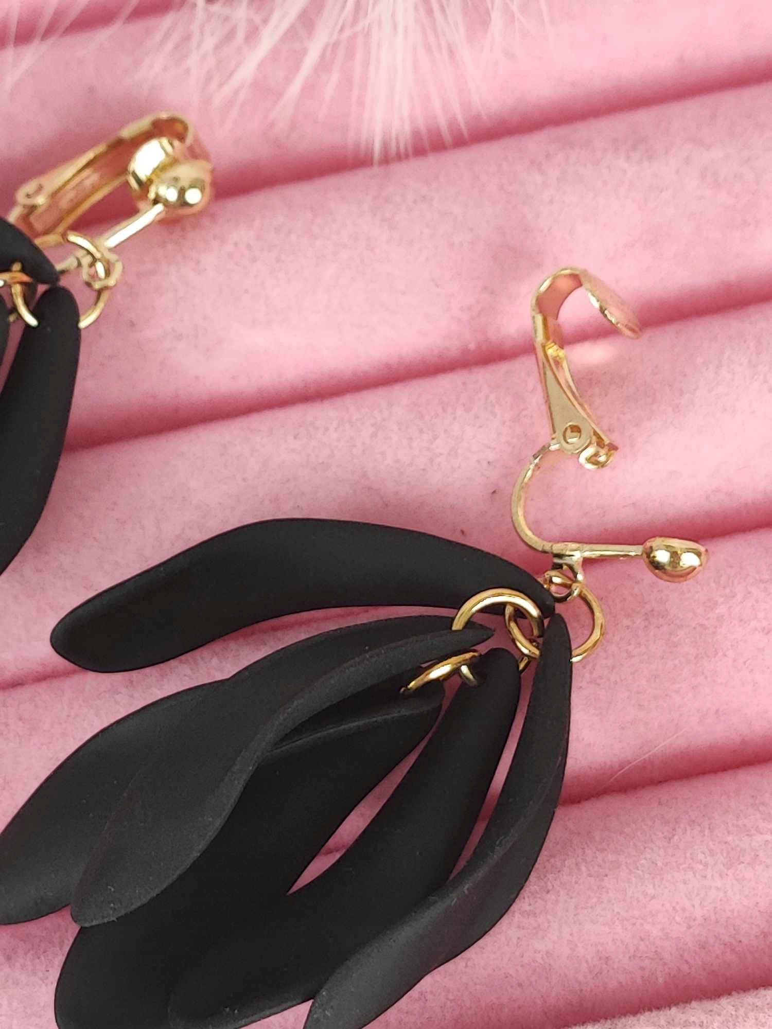 Klipsy czarne akrylowe długie wiszące model codzienne c57 Marka Inna marka