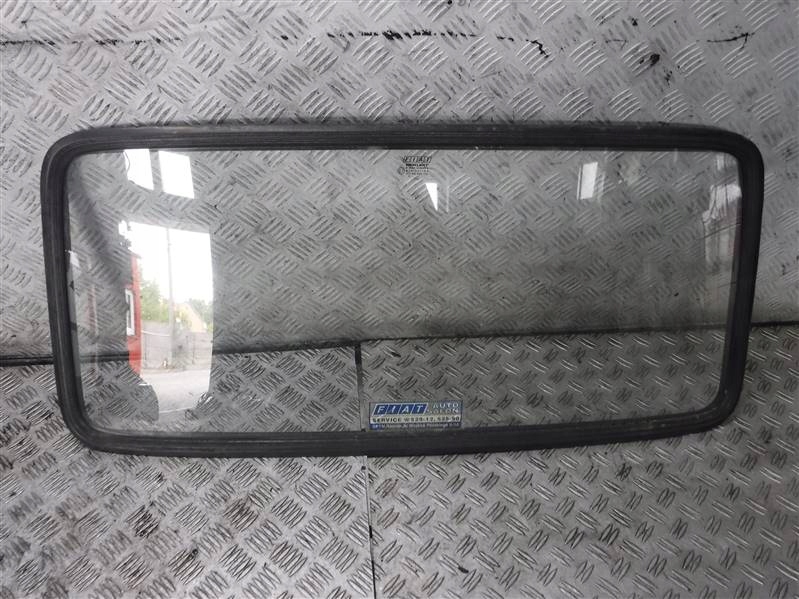 001167 - Заднее стекло FIAT 126 P малыш