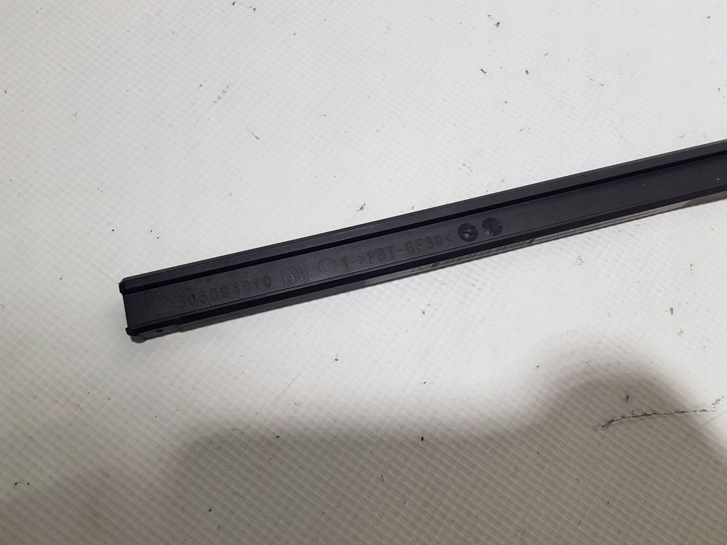 MERCEDES E KLASA W207 moulding rail left PODAJNIKA PASOW A2078600357