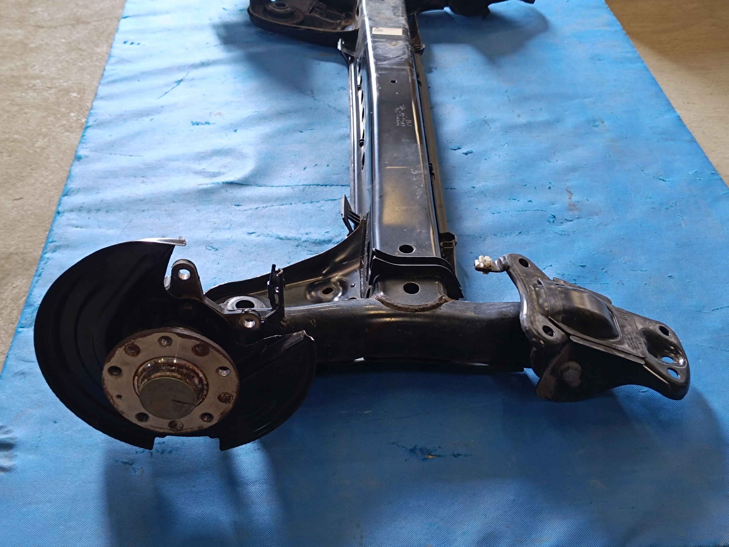 SKODA OCTAVIA IV 1,5 TSI 110KW 2023 R BELKA ZAWIESZENIA TYŁ 5Q0501049BL Producent części Skoda OE