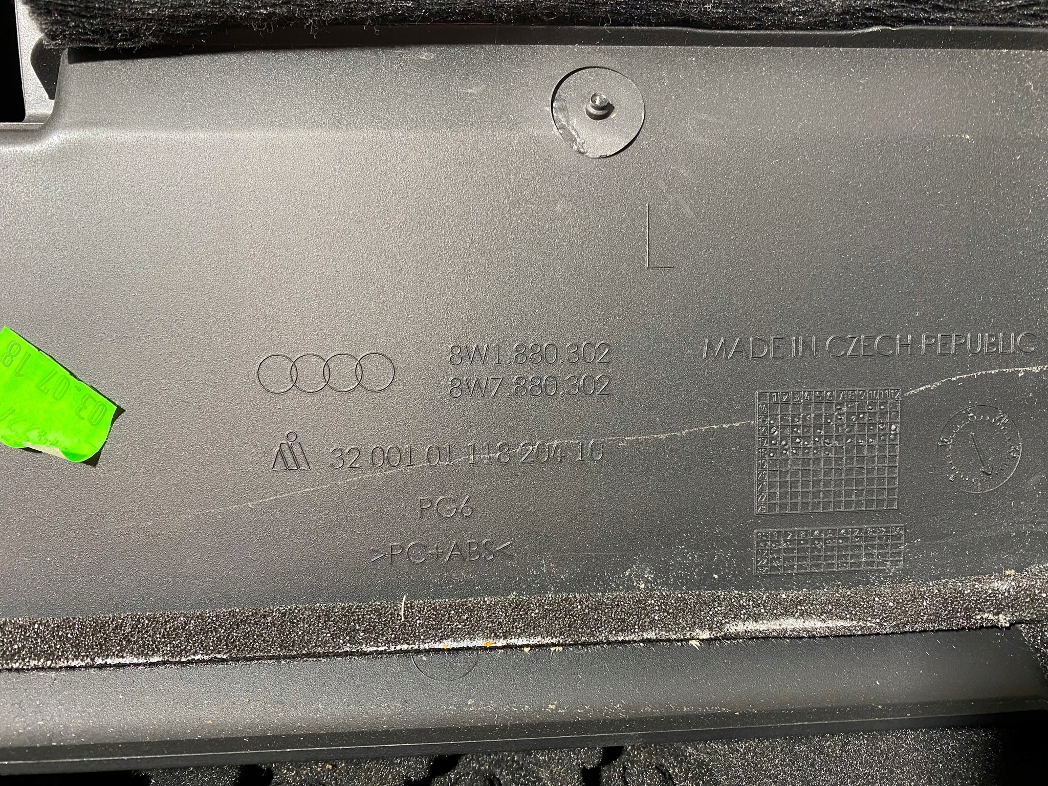 Audi A4 B9 бардачок пассажира ac 8W1880302