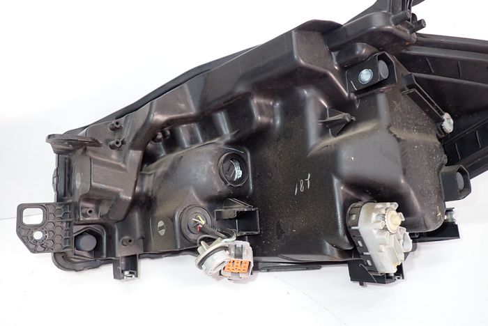 SUZUKI SX4 S-CROSS LIFT 16- reflektor right light right