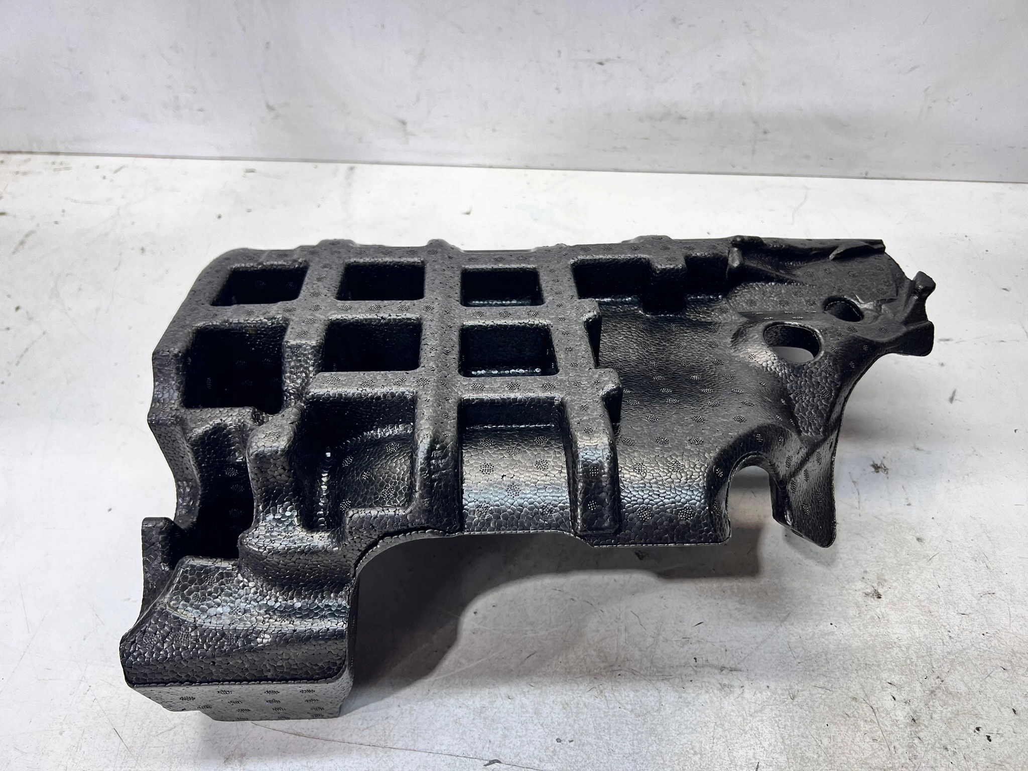 WKLAD polystirene below feet right AUDI Q4 E-TRON 10C864417B