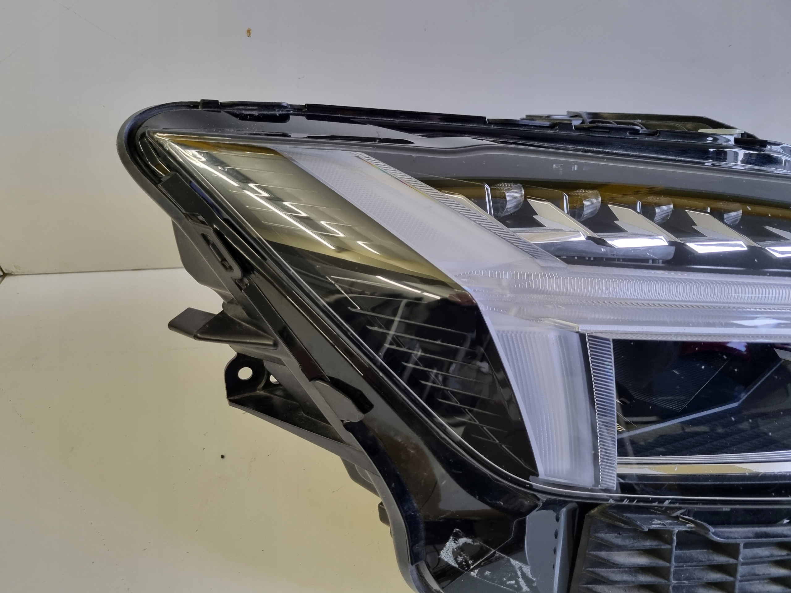 LAMPA PRAWY PRZÓD PRZEDNIA VOLVO POLESTAR 2 II FULL LED P31698077 Strona zabudowy prawa