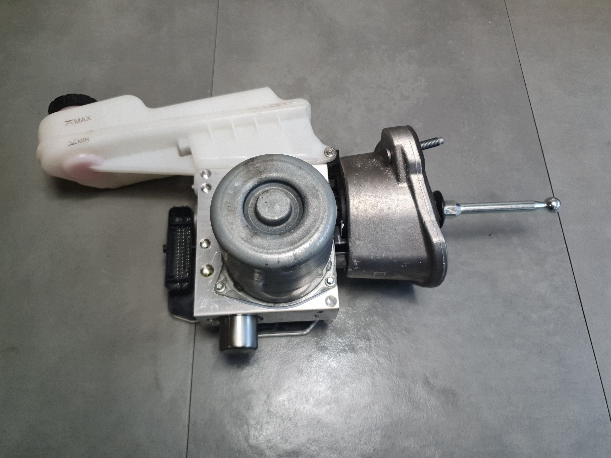 Audi Q6 e-tron pumpa ABS servo 8B3909059B