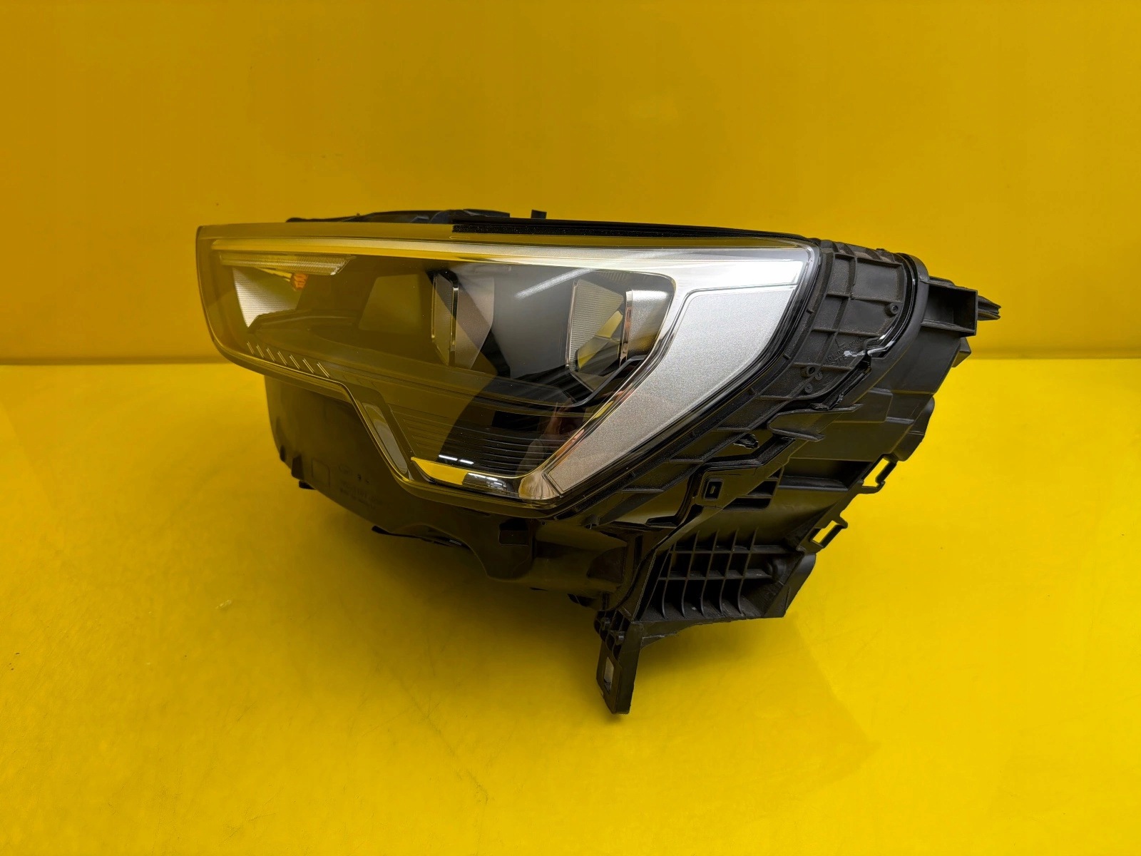 light left front Audi Q3 83A Full Led 83A941011
